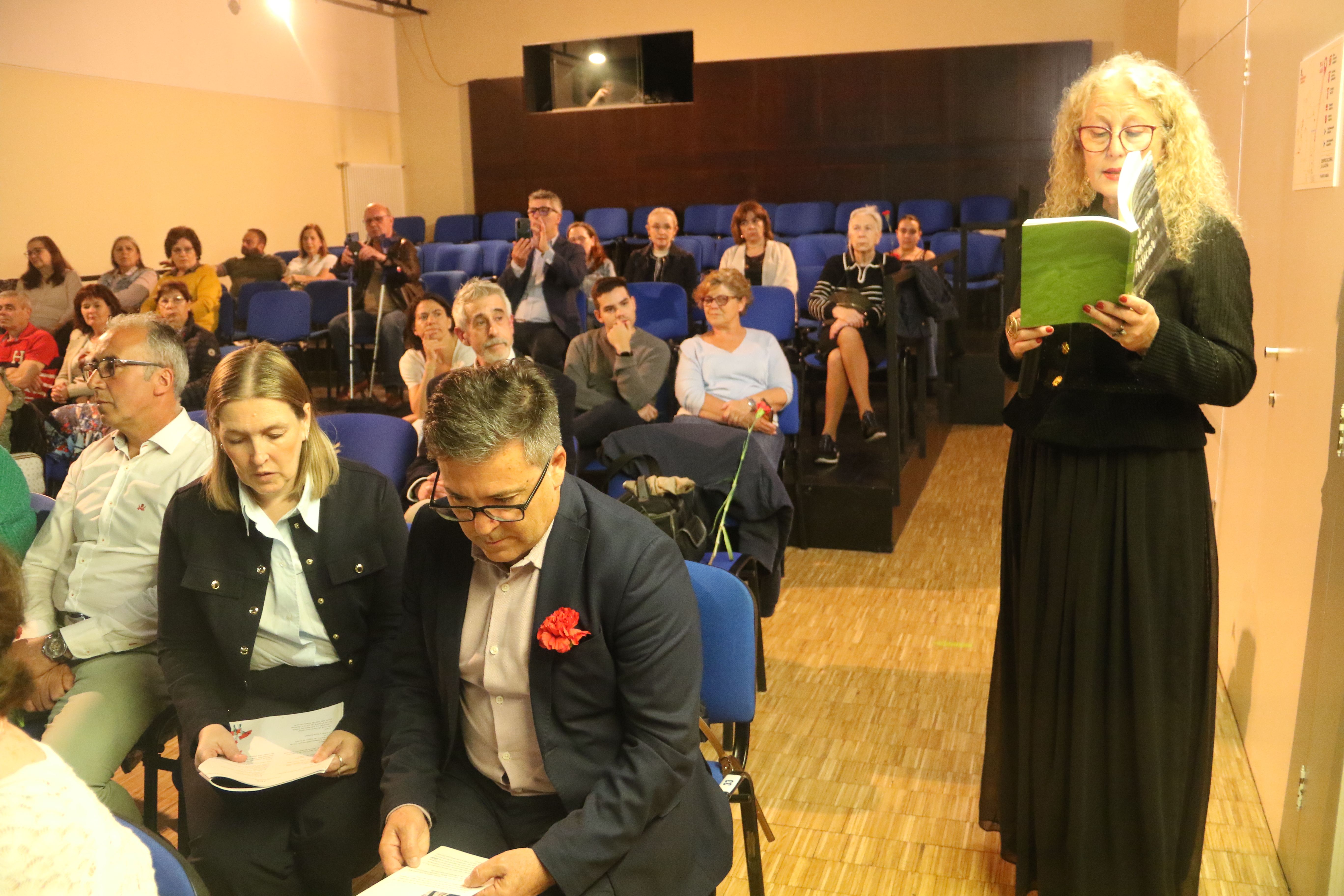 Lectura de poemes com a preàmbul a l'inici de l'acte en sí.