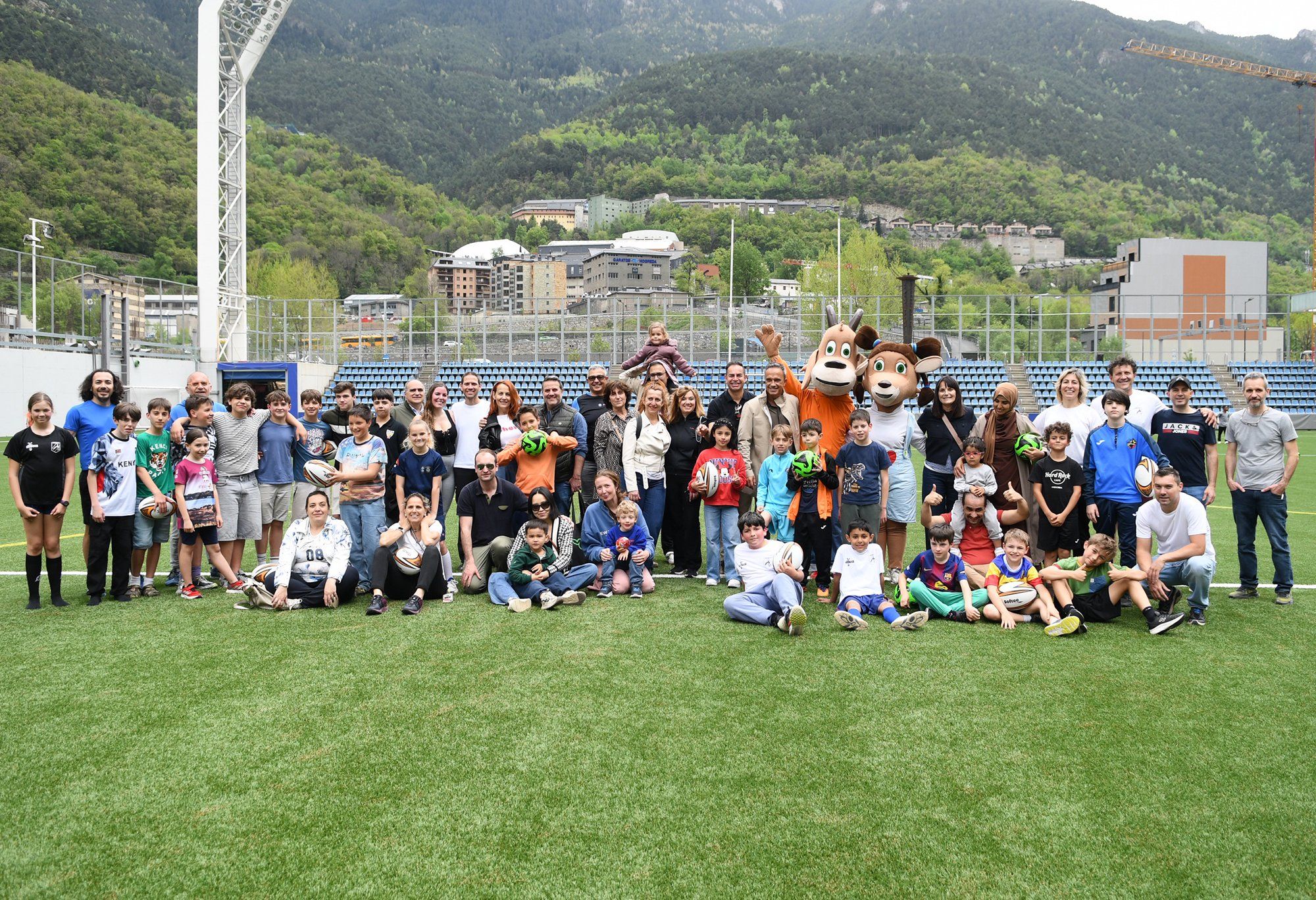 Famílies i joves han pogut participar aquest dissabte en la jornada de portes obertes a l’Estadi Nacional.