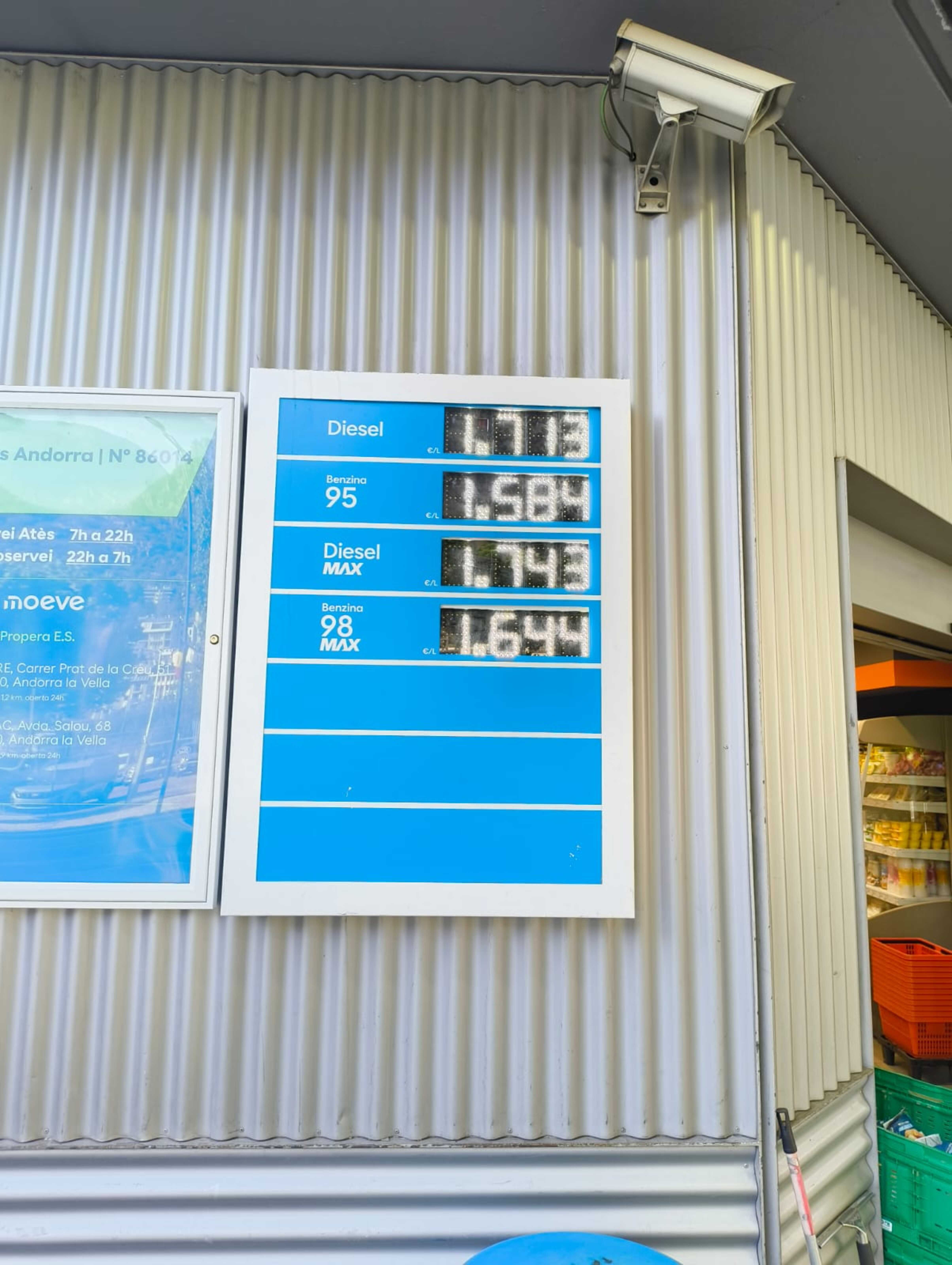 Taula de preus en una estació de servei d'Andorra aquest diumenge.