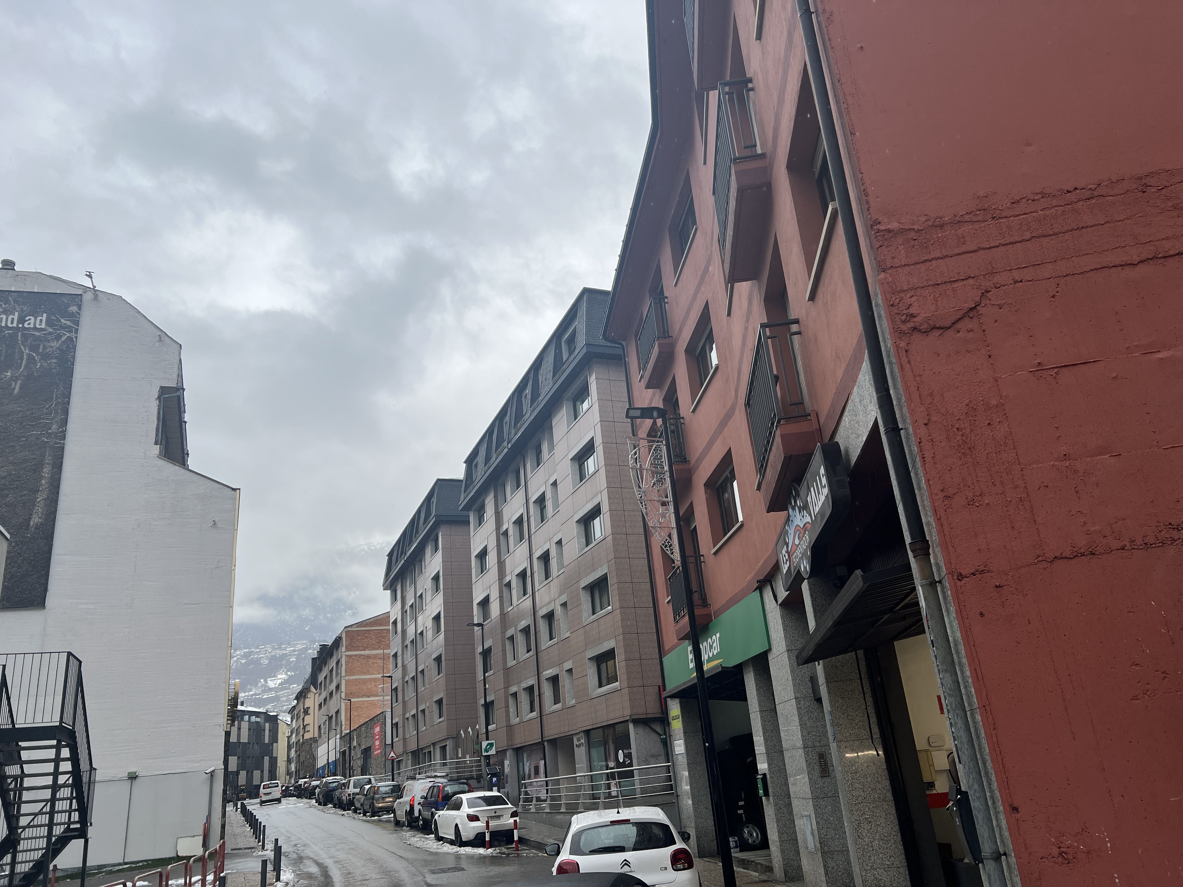 El carrer Esteve Dolsa amb l'edifici del pis afectat en primer terme.