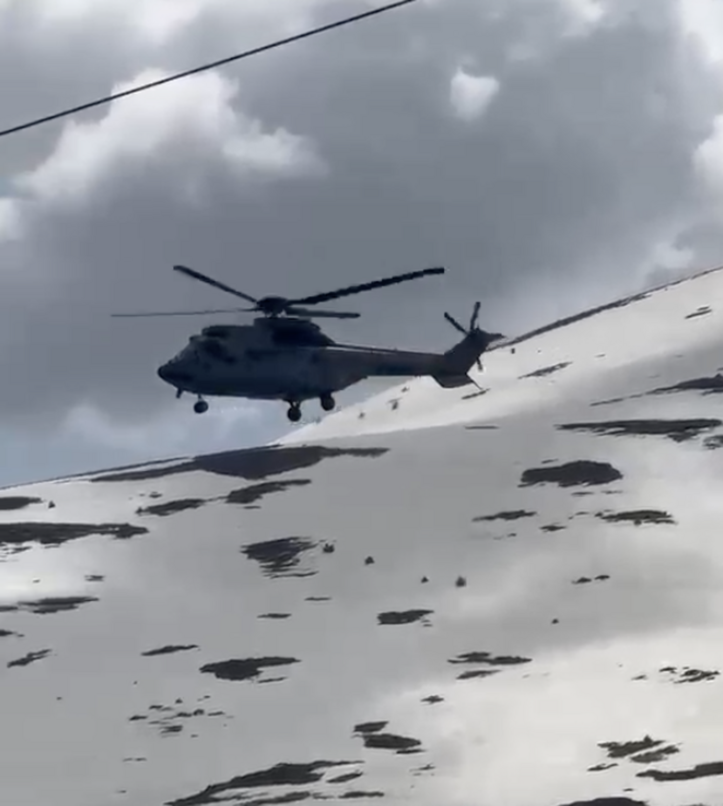 L'helicòpter de seguretat presidencial fent un reconeixement al Pas de la Casa.