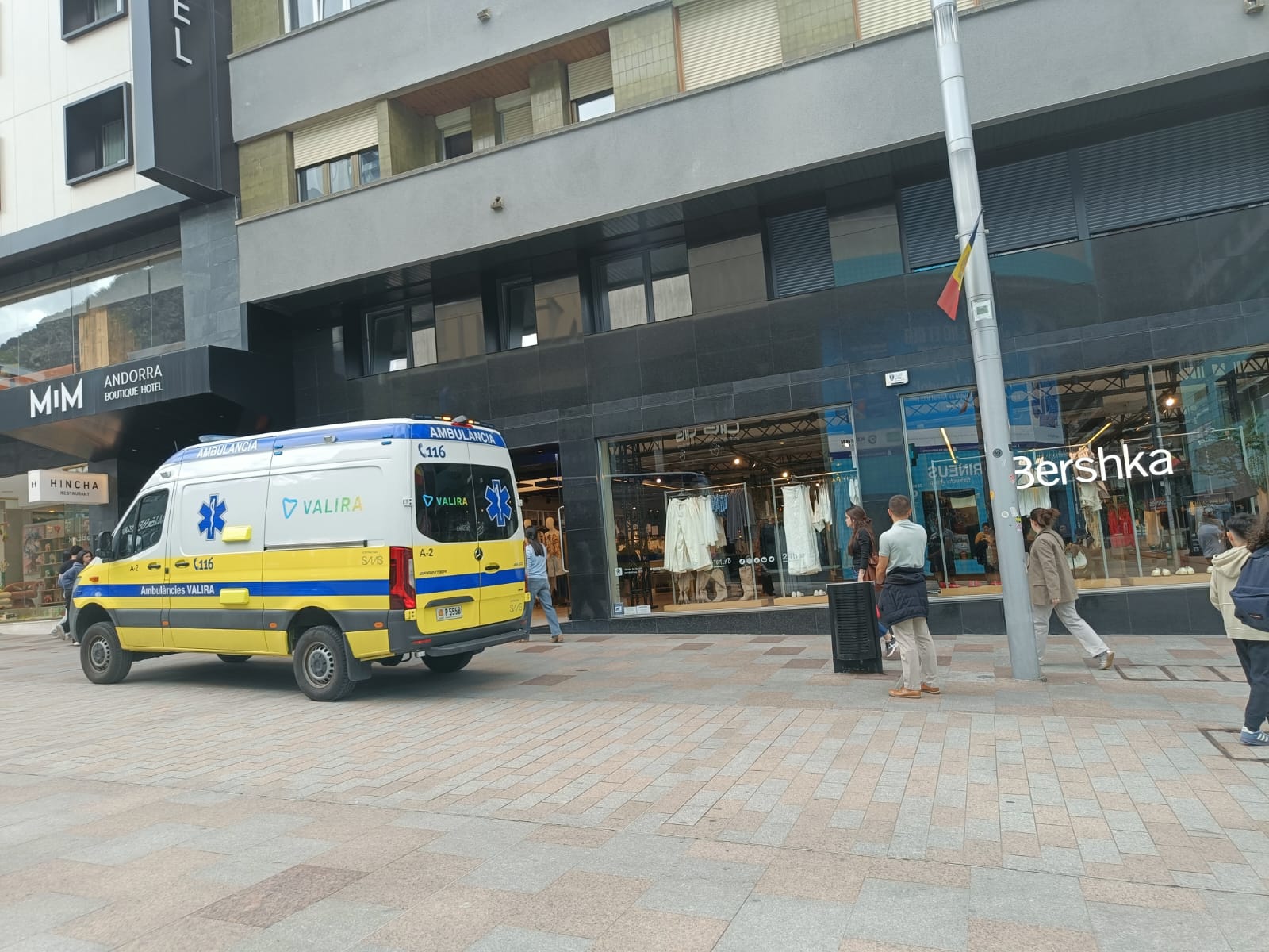 L'ambulància just davant de l'establiment on hi ha hagut la incidència.