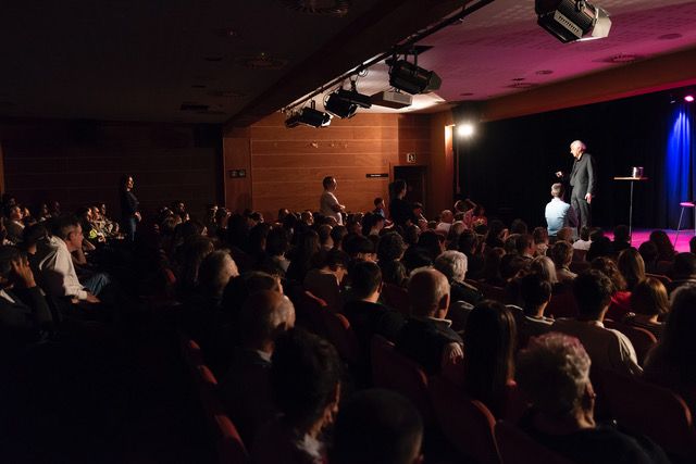 Actuació d'Anthony Blake.