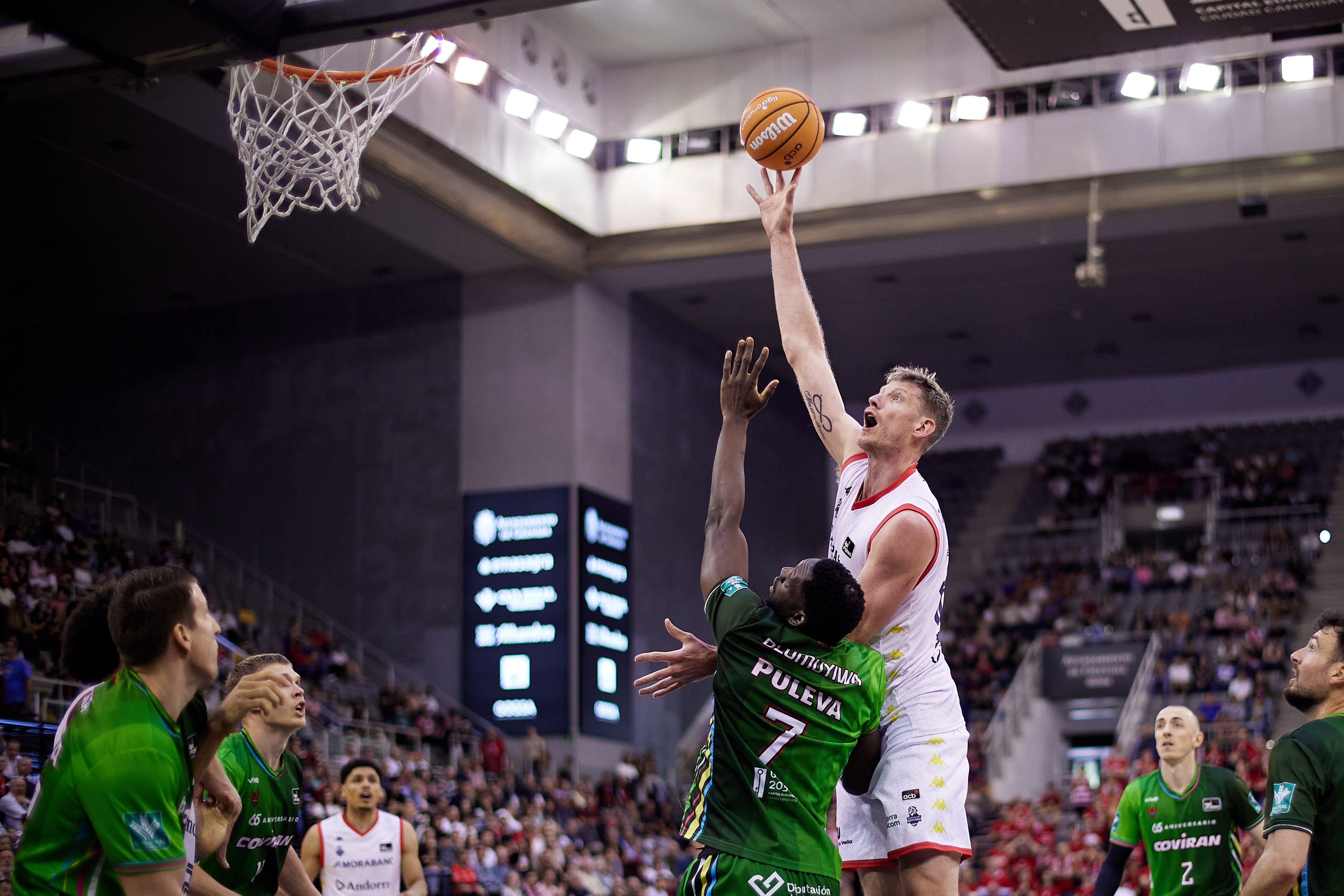 Duel de gegants entre Pustovyi i Tunde. 