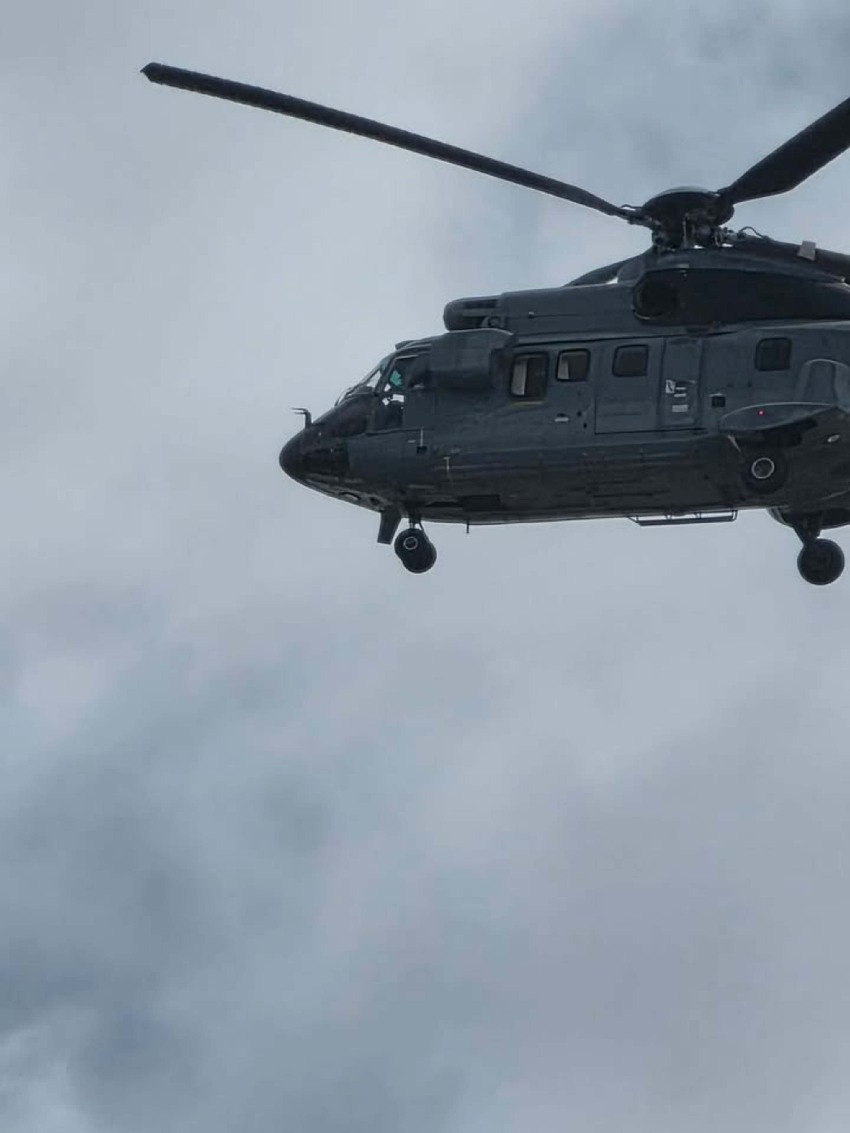 Un primer pla de l'helicòpter volant sobre l'espai aeri andorrà.