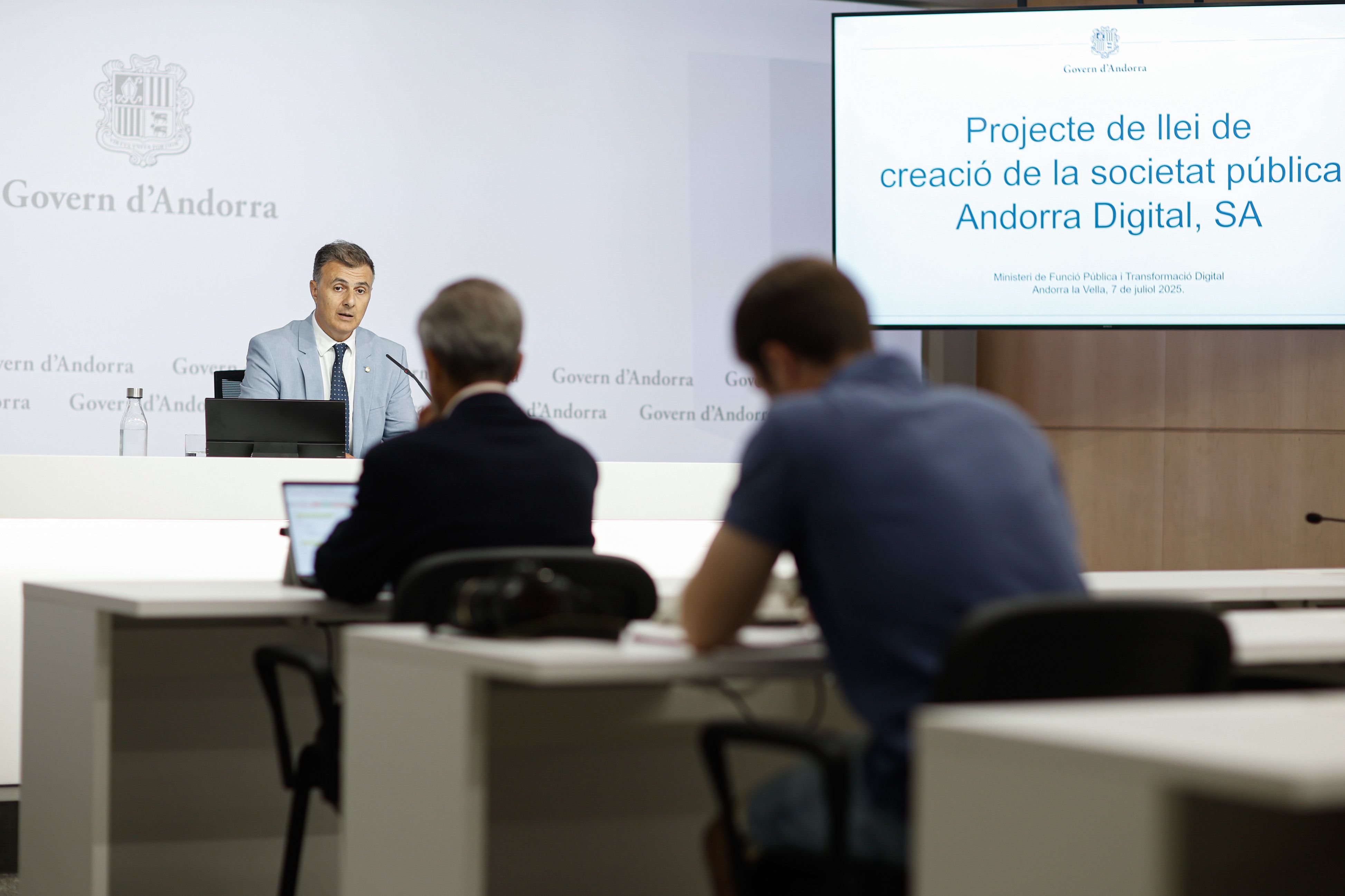 El ministre i president de la societat presentant el projecte de llei de creació d'Andorra Digital.