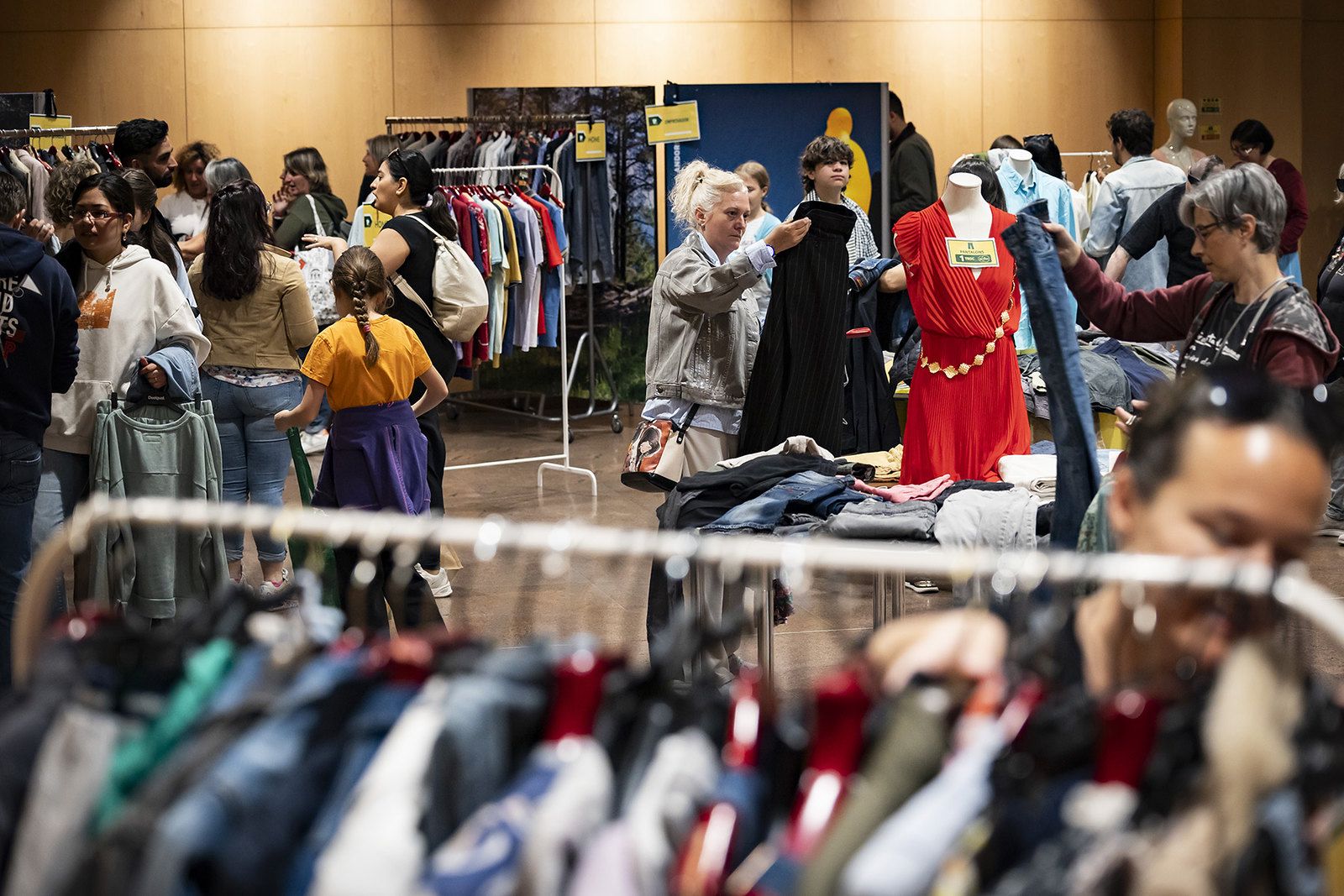 Els assistents, regirant entre els articles d'aquesta tercera edició d'El Troc.