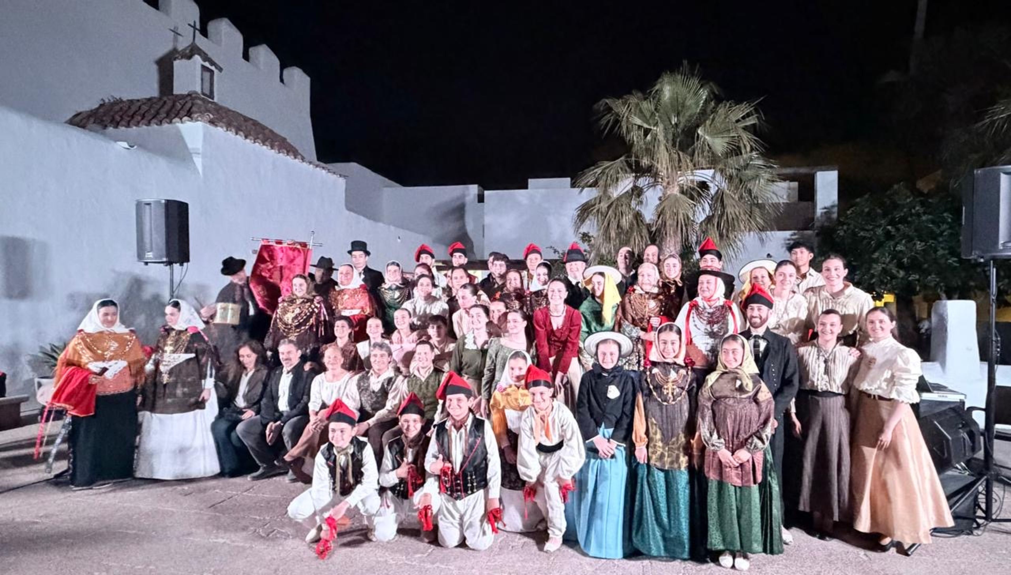 Foto de família de l'Esbart Santa Anna i del Grup Folklòric Sant Jordi de ses Salines.