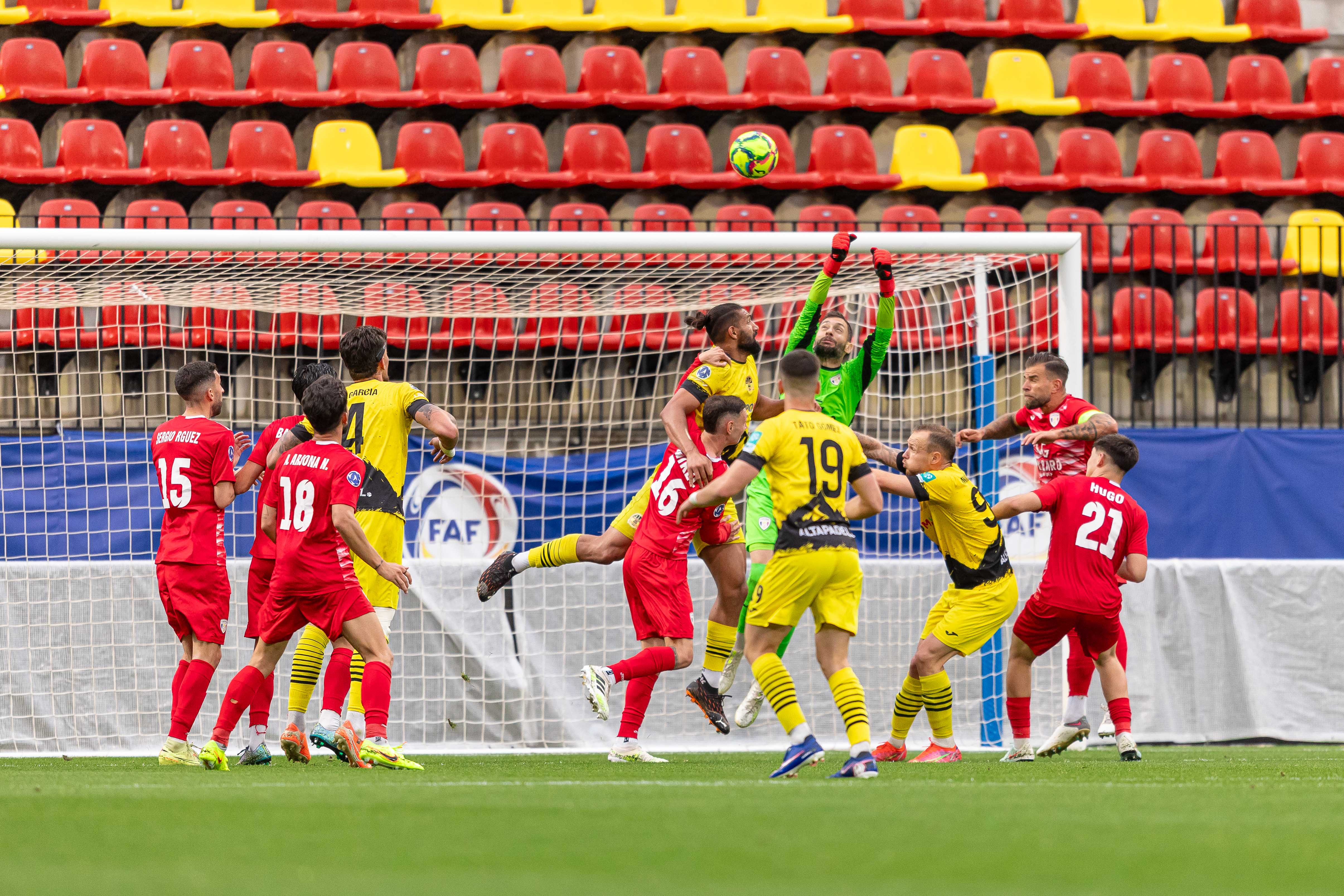 El duel entre la UE i l'FC Santa Coloma va disputar-se ahir dissabte a l'estadi d'Encamp.