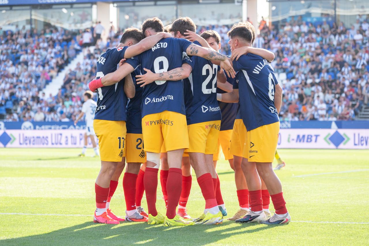 Els jugadors de l'FC Andorra celebren una de les dianes de la golejada a Butarque.