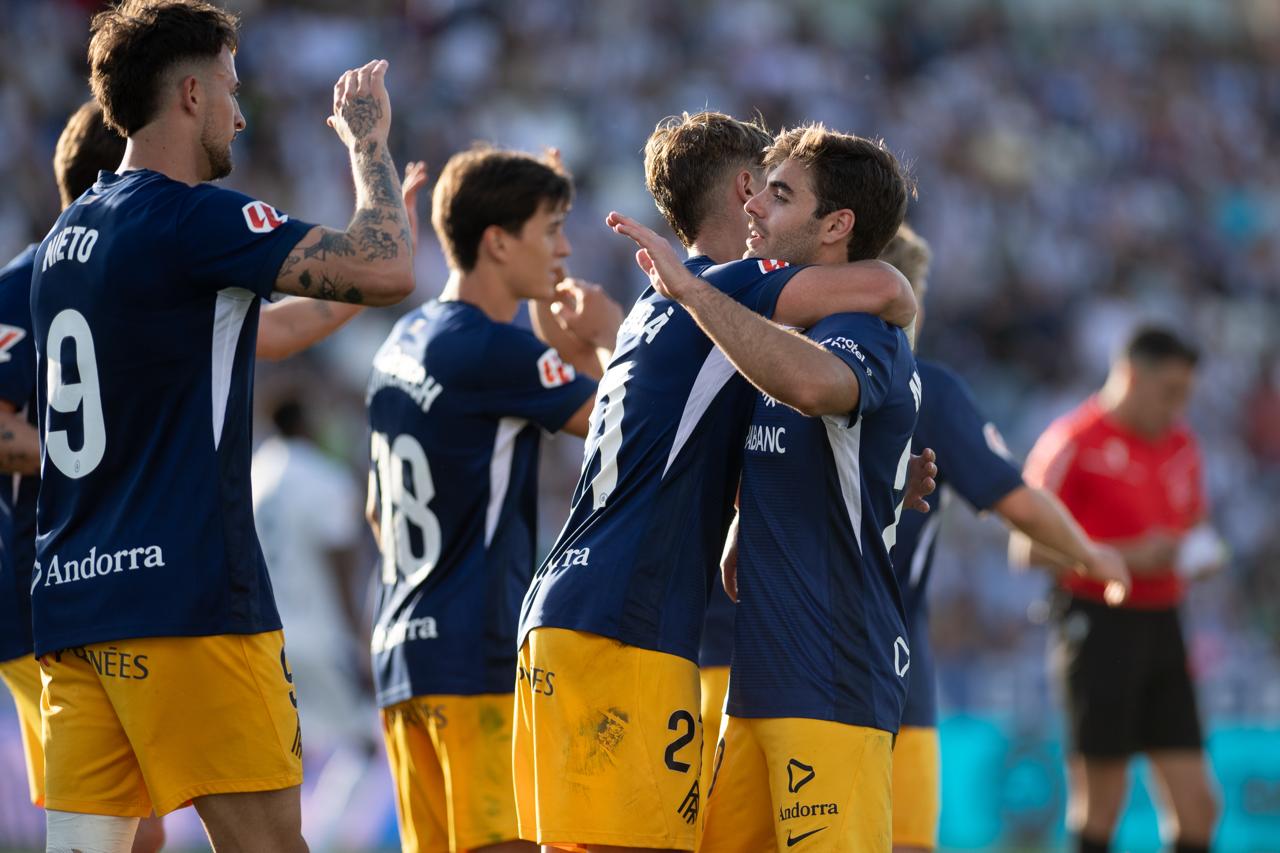 El capità de l'equip, Martí Vilà, celebrant amb els seus companys.