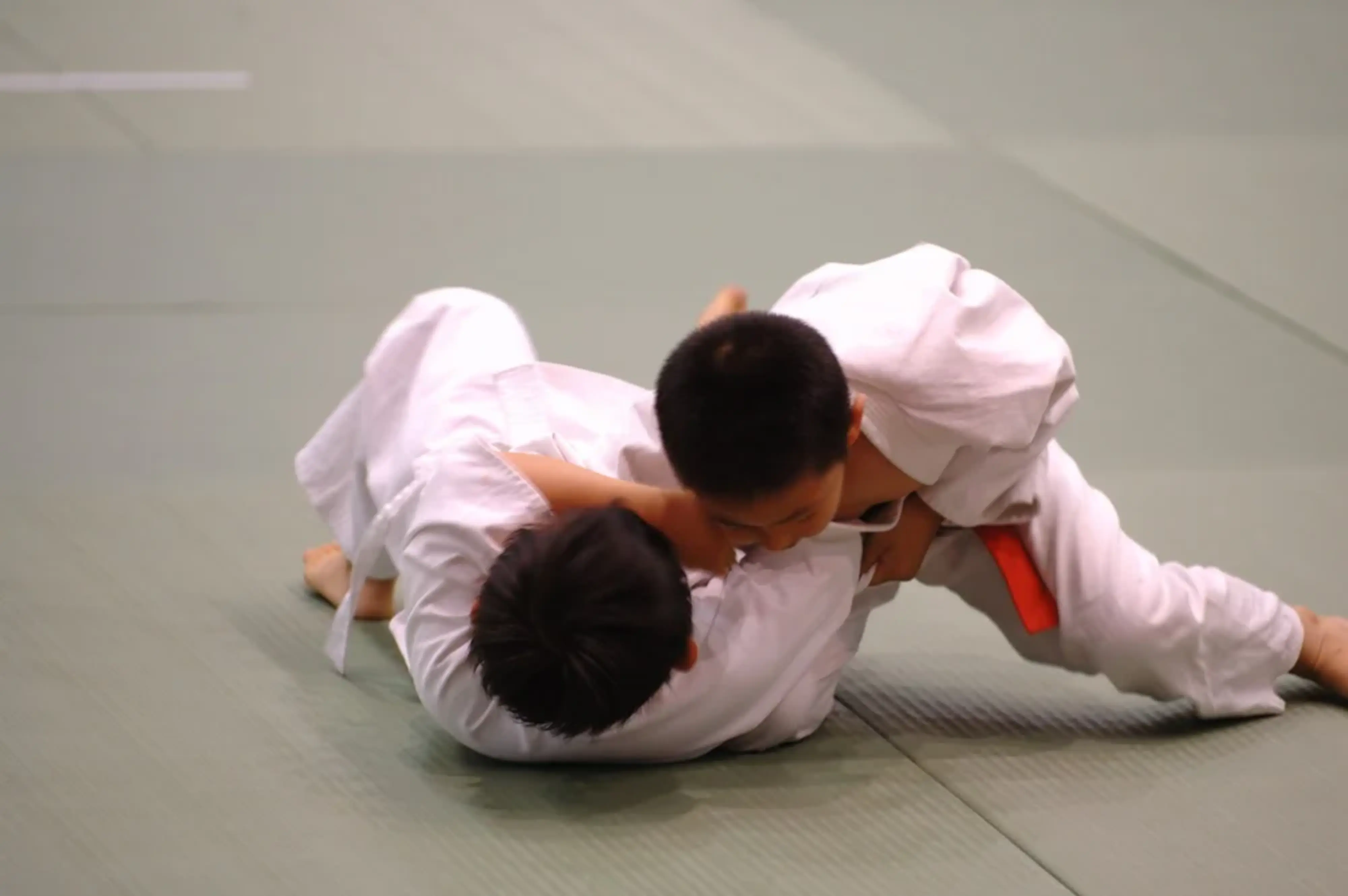 Un combat de judo entre menors.