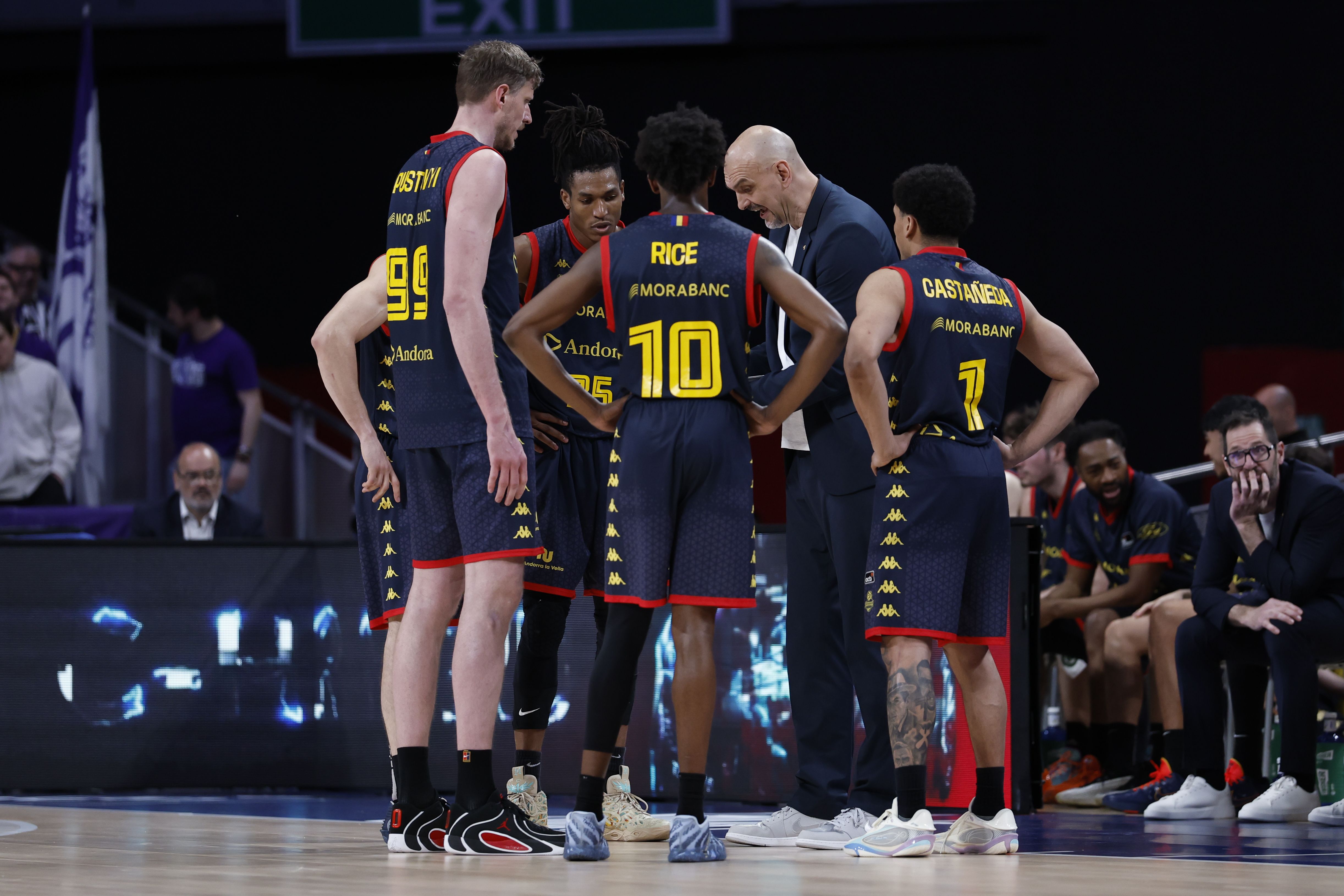 Els jugadors del MoraBanc Andorra, reunits en un temps mort de Zan Tabak.