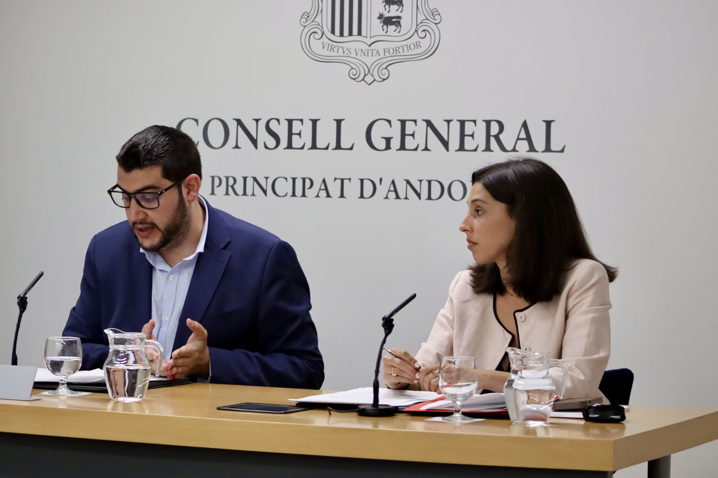 El president suplent i conseller general del Grup Parlamentari Socialdemòcrata, Pere Baró, i la consellera Laia Moliné.