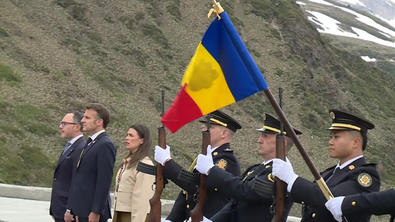 Macron i Espot escoltant l'himne Andorrà