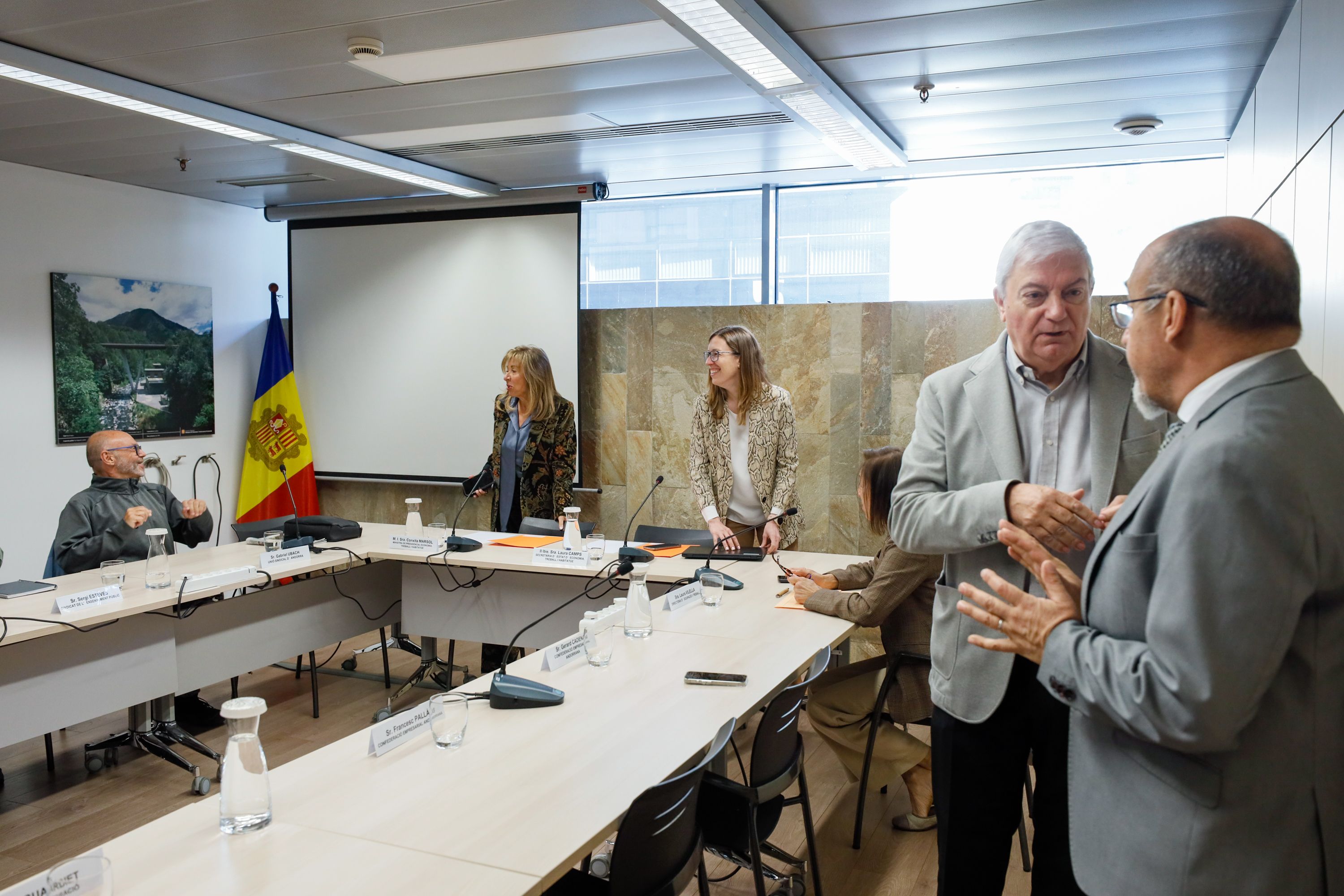 Gabriel Ubach dirigint-se a la ministra i a la secretària d'Estat.