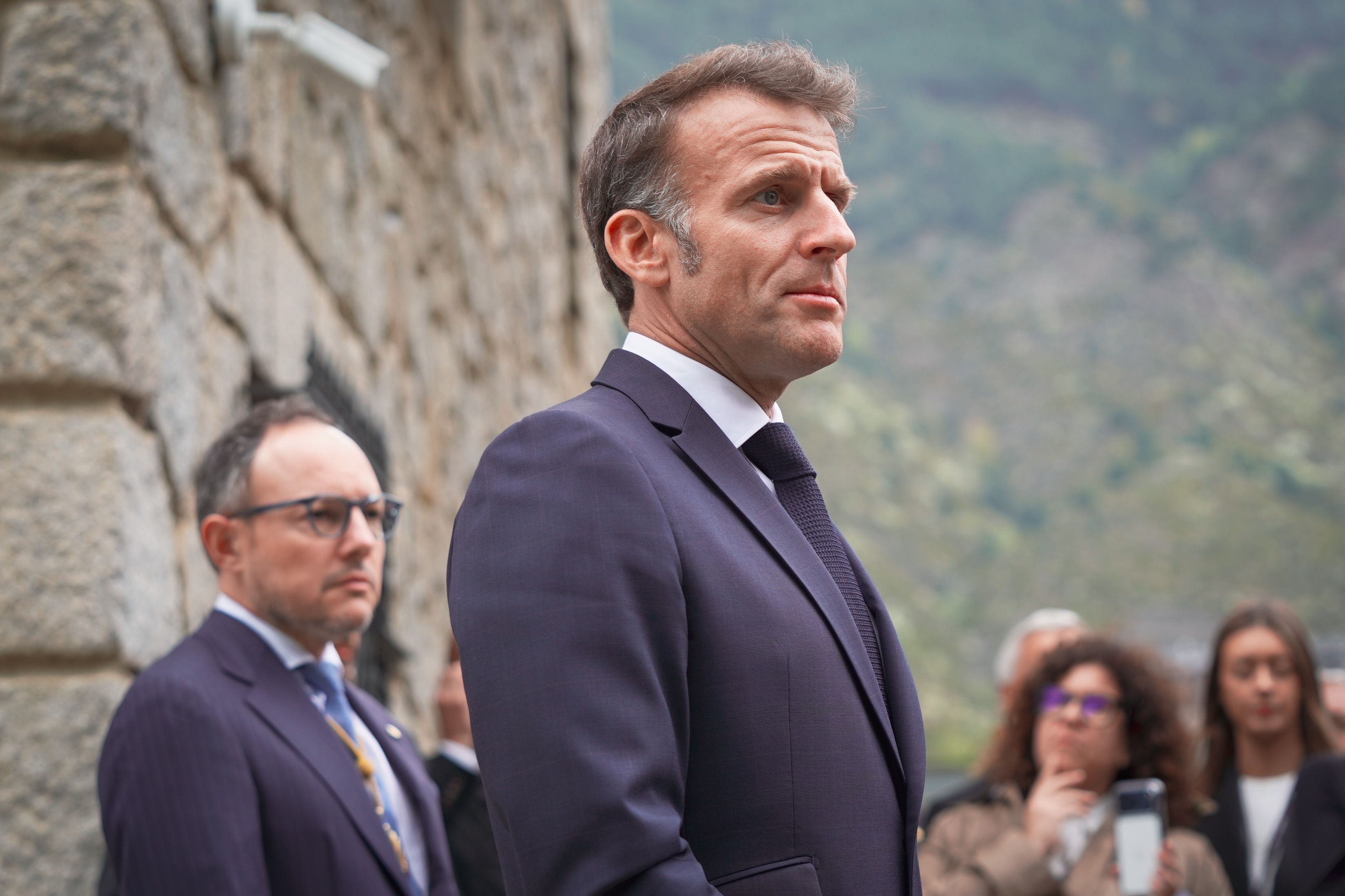 Emmanuel Macron en la seva arribada a Ràdio Andorra.