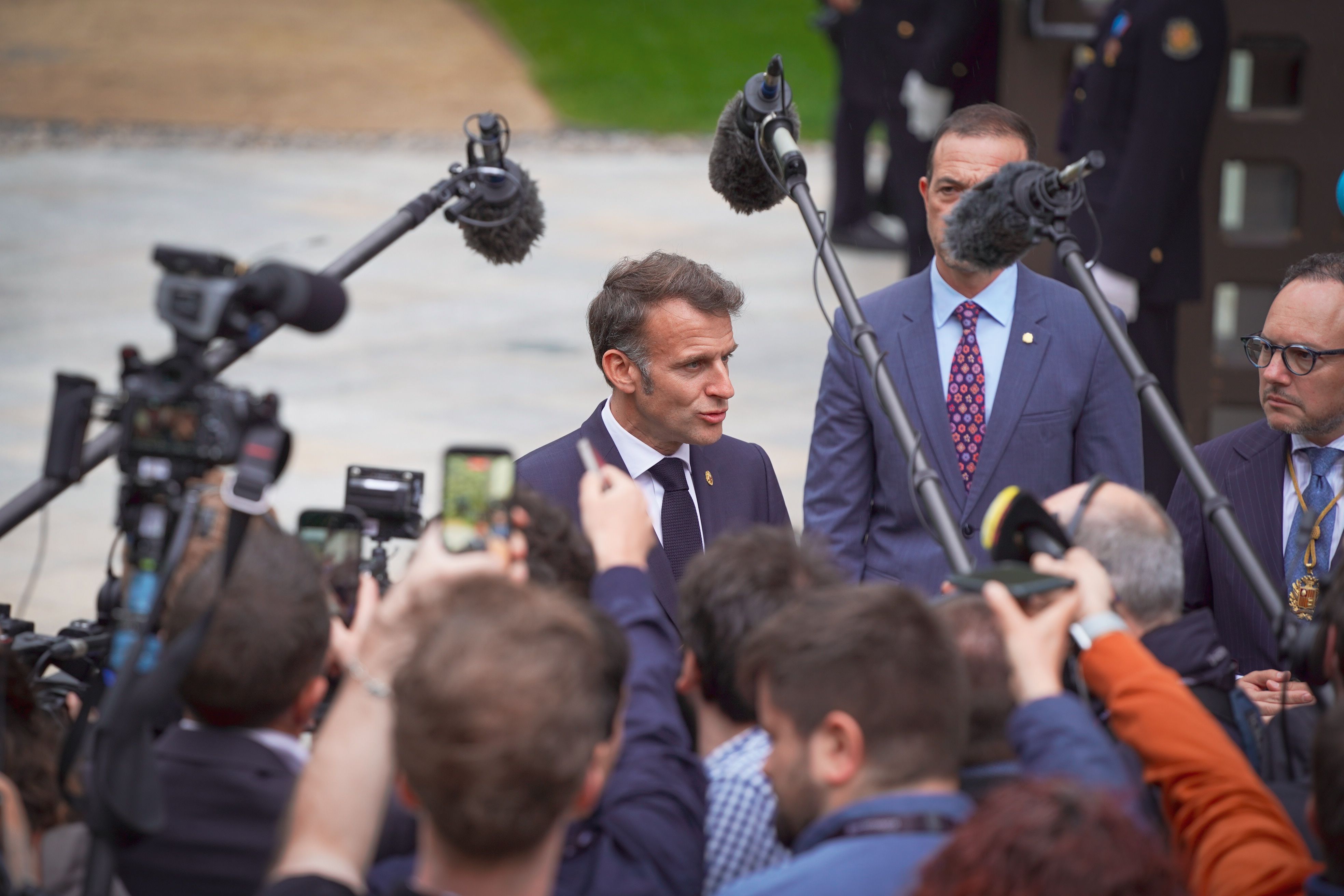 El copríncep francès atenent breument la premsa.