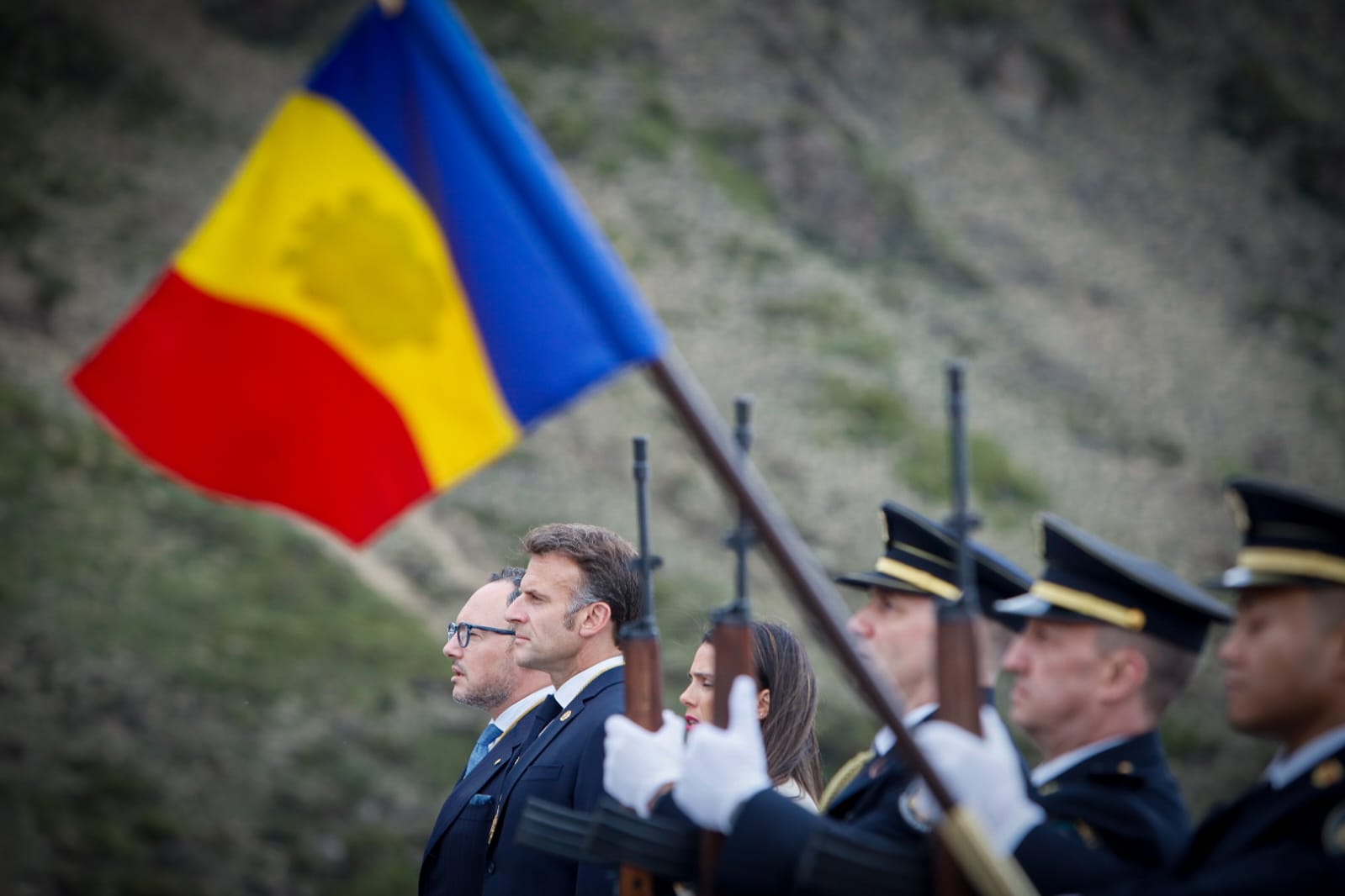 Macron i Espot escoltant l'himne Andorrà