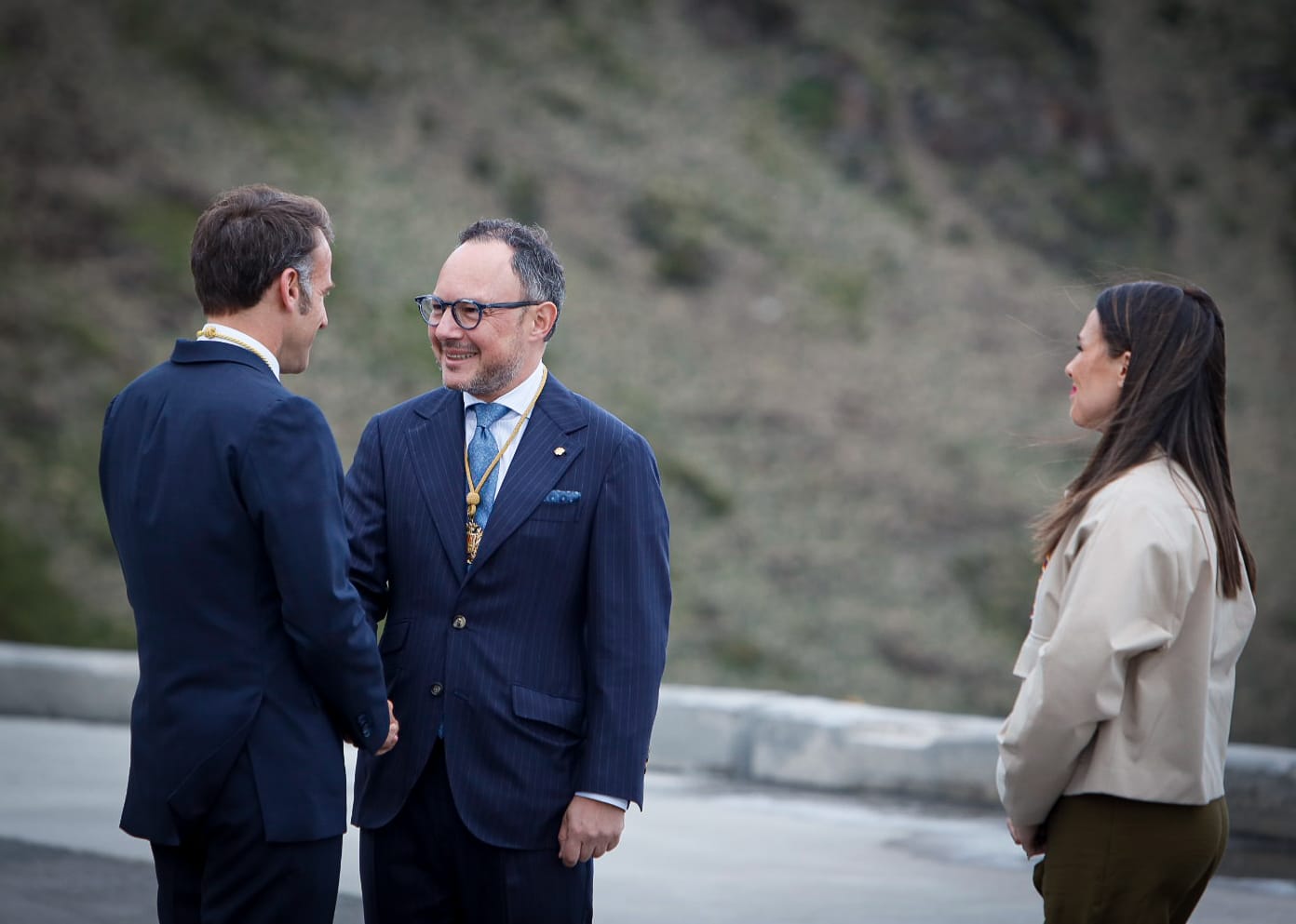 Espot saluda Macron només arribar al Pas en presència de Laura Mas.