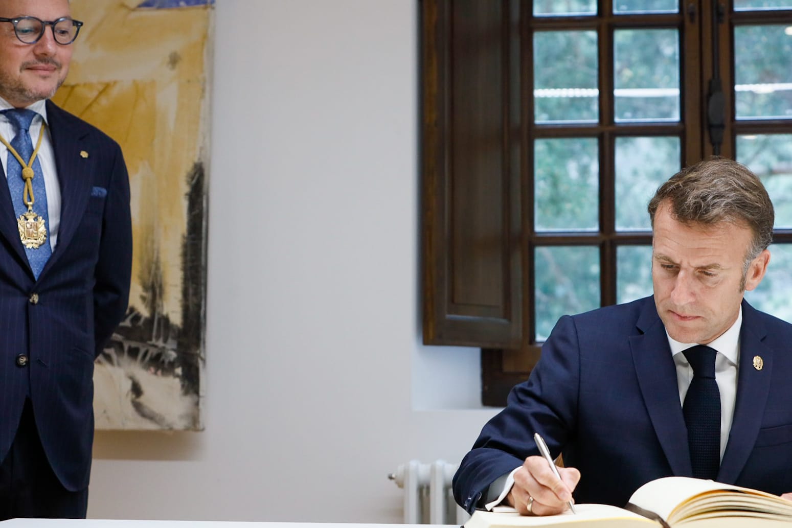 El Copríncep francès signant el llibre d’or.