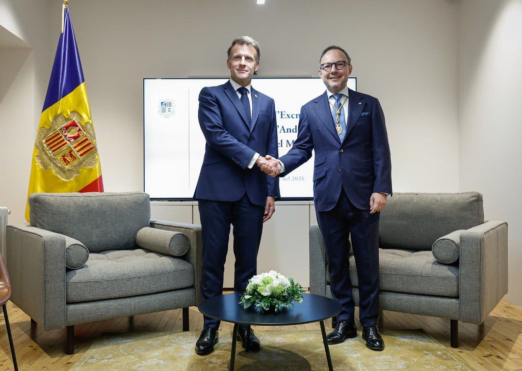 Espot i Macron han compartit una breu conversa mentre esperaven l'arribada del copríncep episcopal.