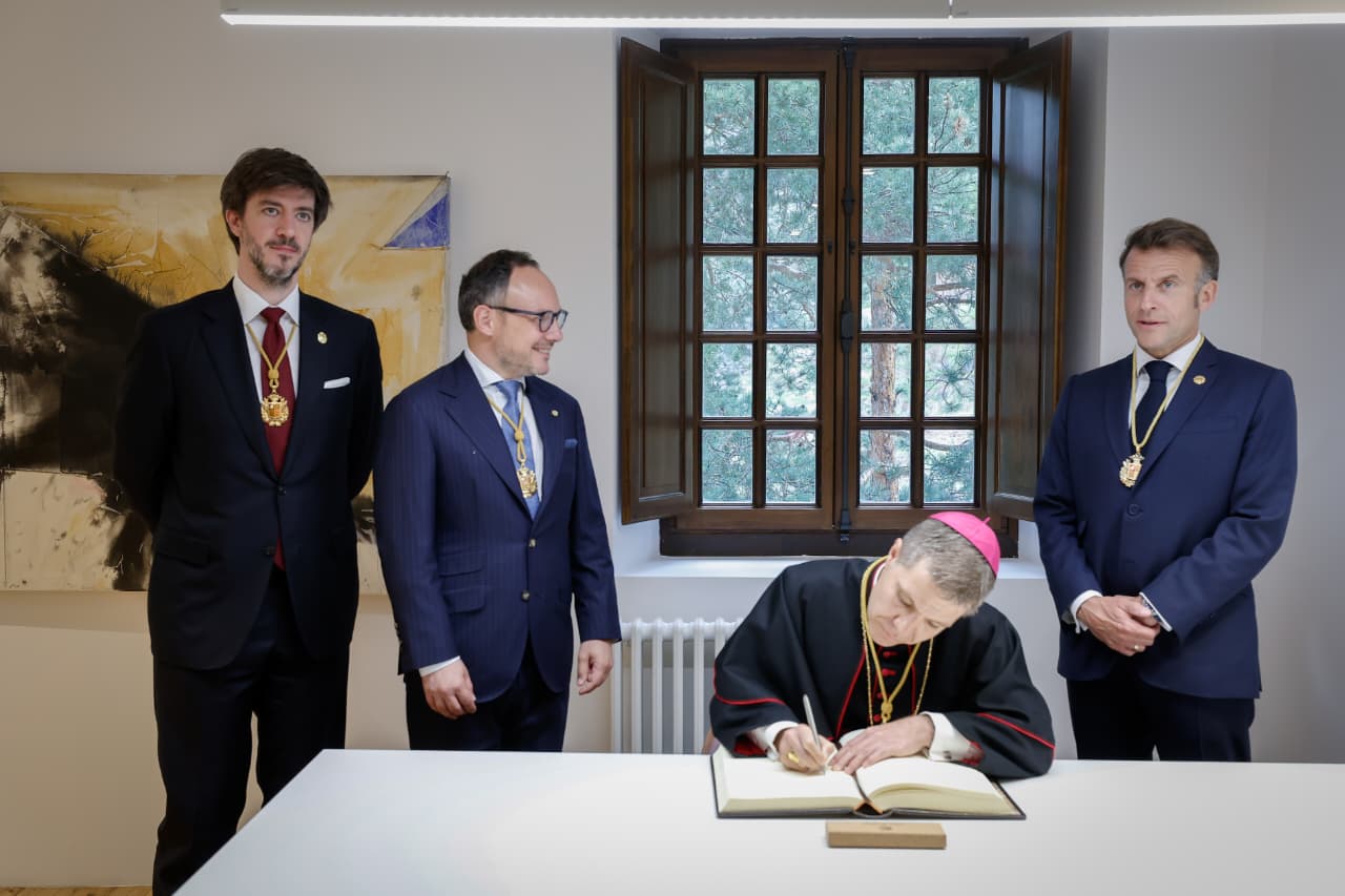 El Copríncep episcopal signant el llibre d'or.