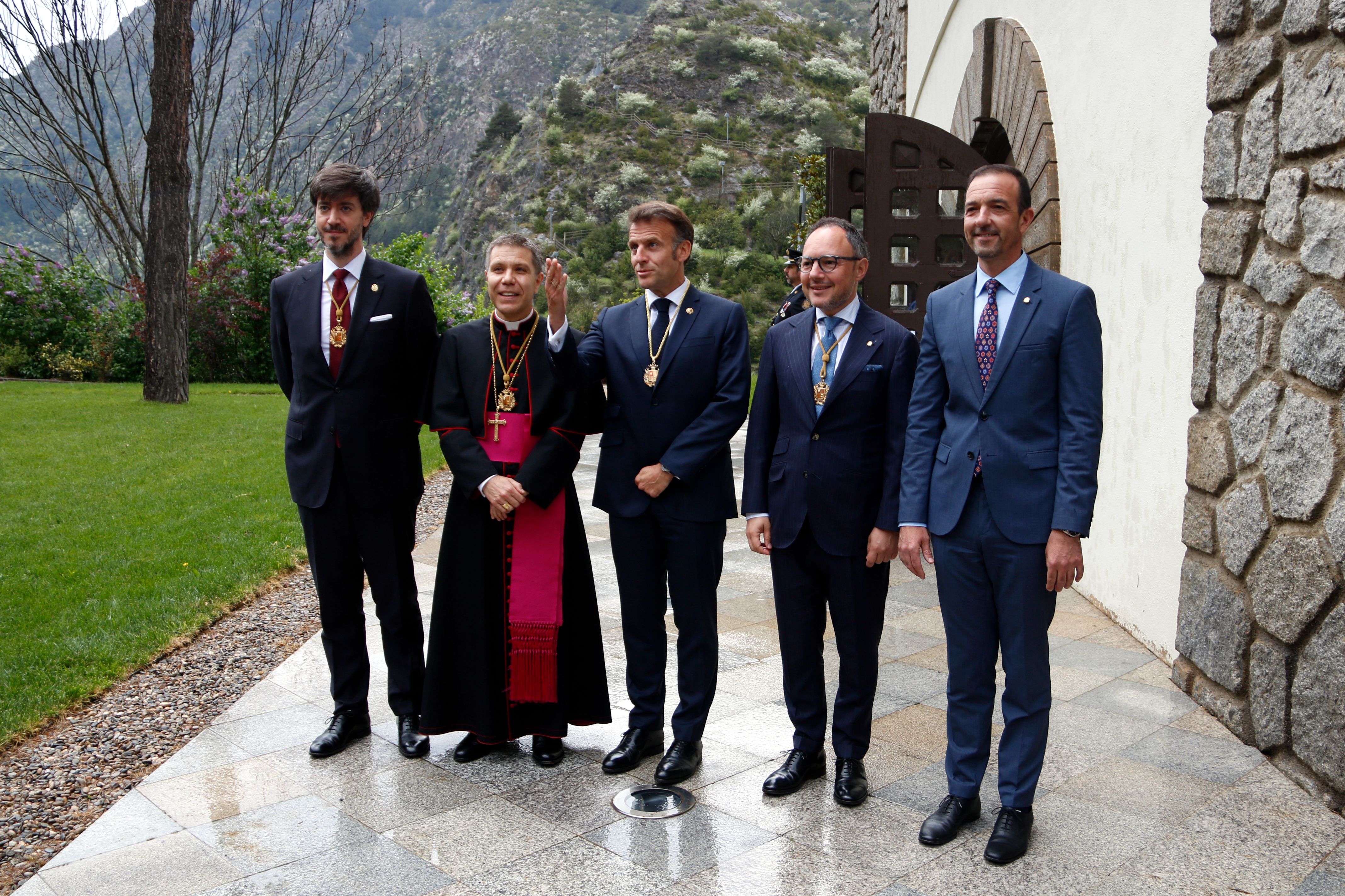 Foto oficial dels dos Coprínceps amb el síndic, el cap de Govern i el ministre de tutela de Ràdio Andorra.