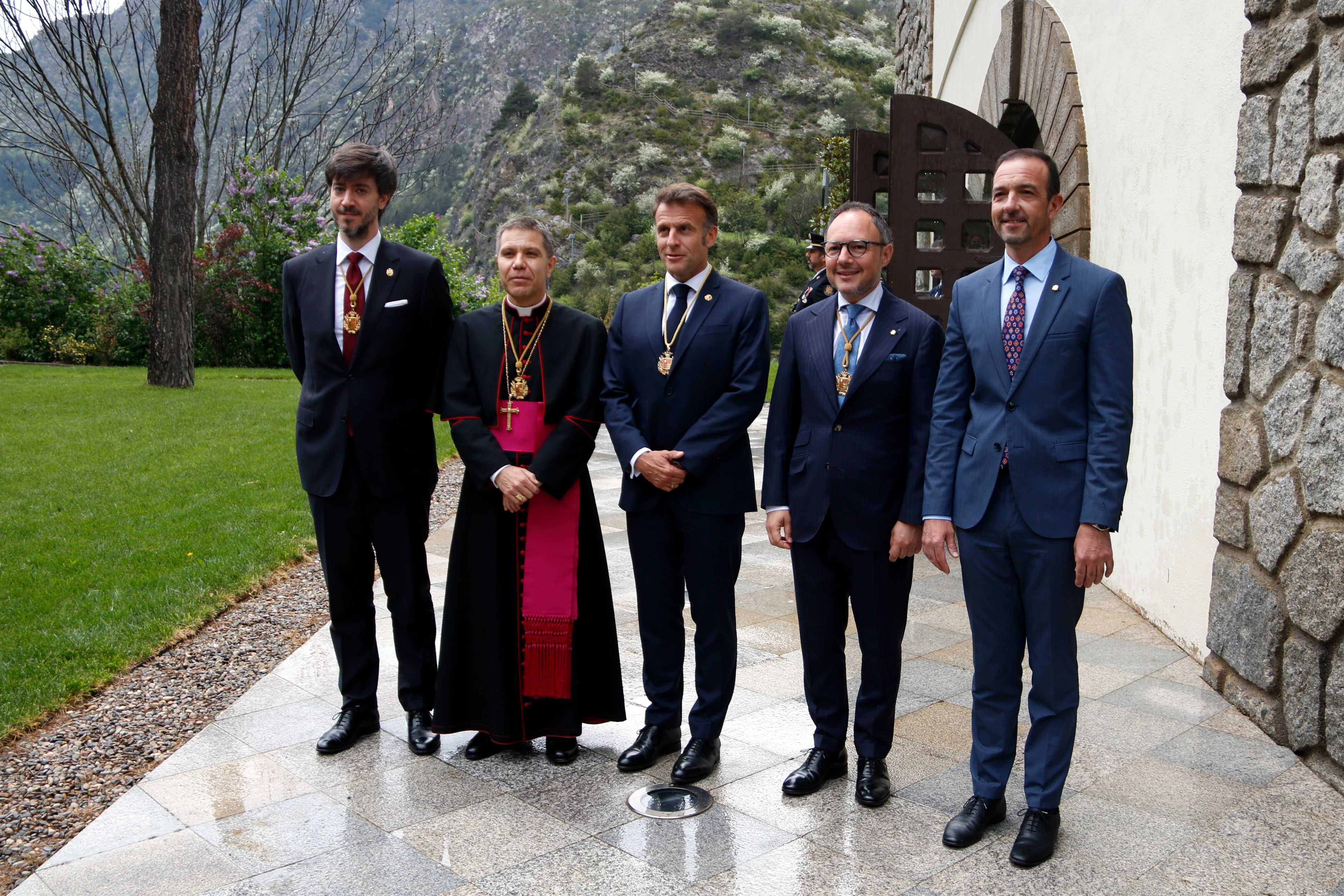 Foto oficial dels dos Coprínceps amb el síndic, el cap de Govern i el ministre de tutela de Ràdio Andorra.