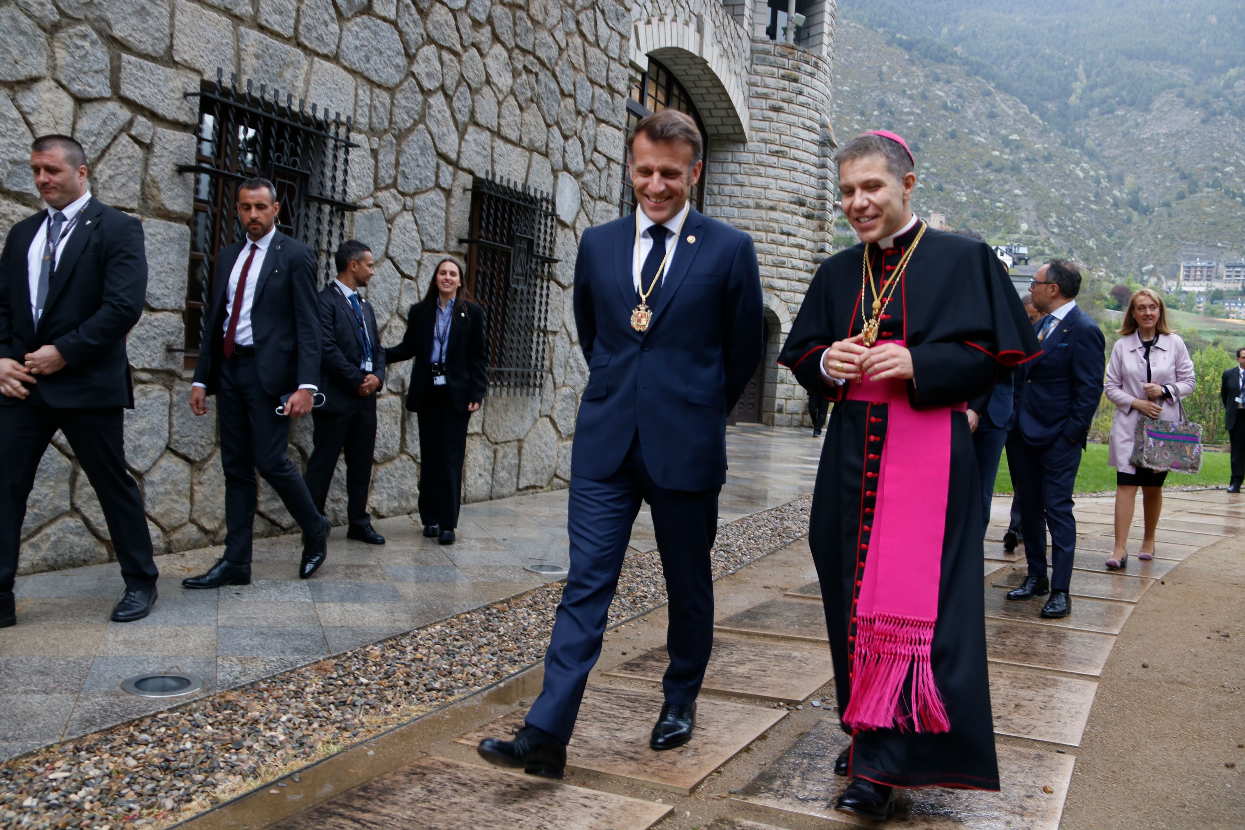 Macron i Serrano en les immediacions de Ràdio Andorra. 