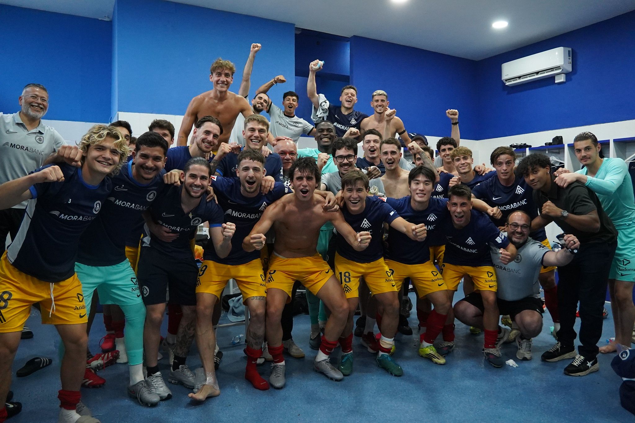 Els jugadors de l'FC Andorra, celebrant el triomf al vestidor del Leganés.