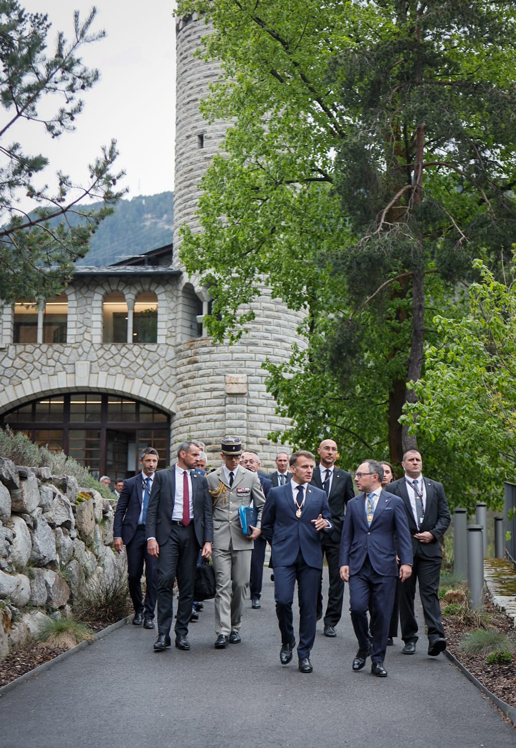 Macron i la comitiva surt de Ràdio Andorra.