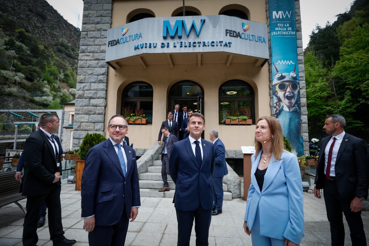 Macron en arribar a FEDA.