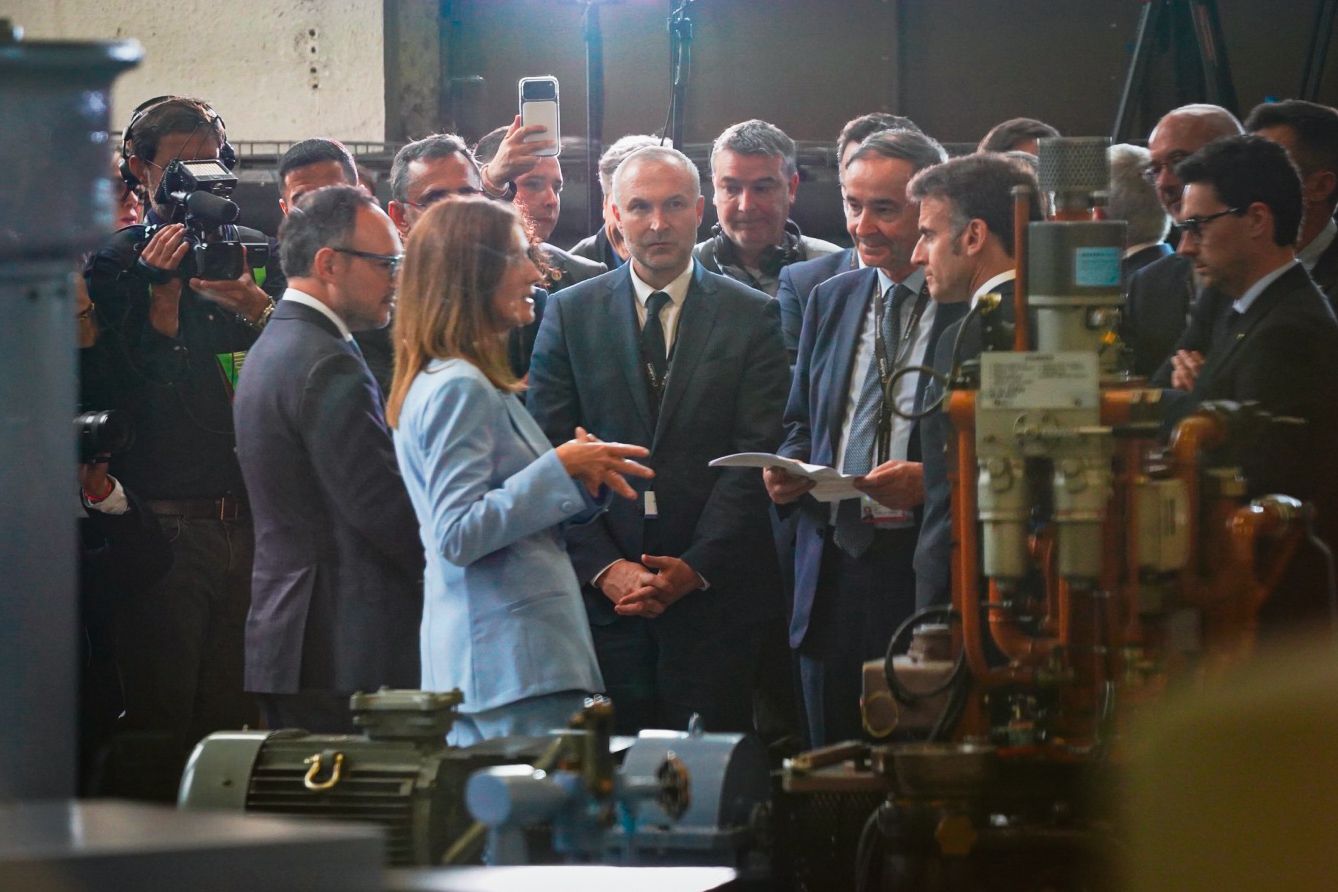 Sílvia Calvó durant la explicació del projecte de l'Ospitalet al Copríncep francès.