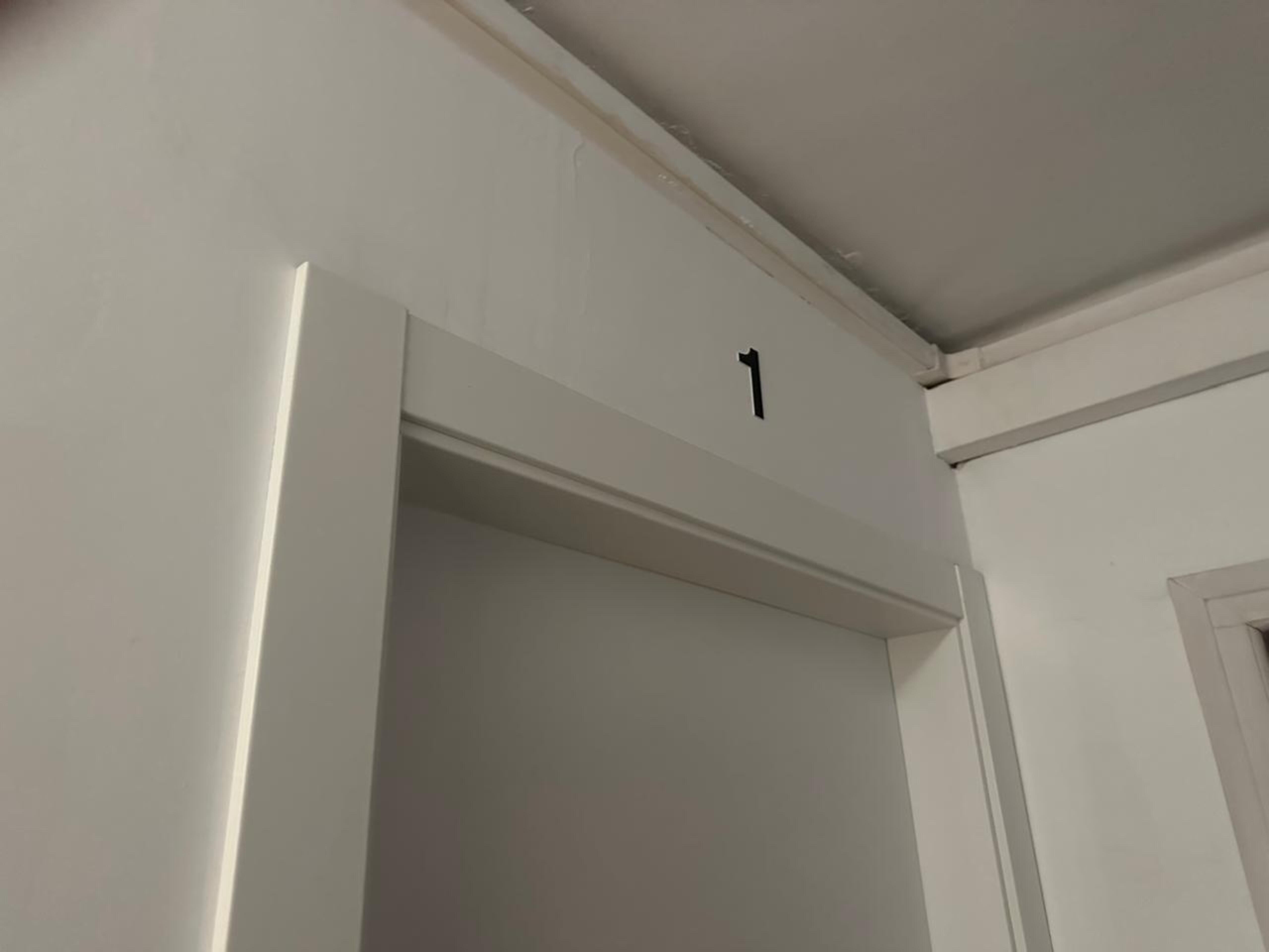 La porta d'un dels pisos.