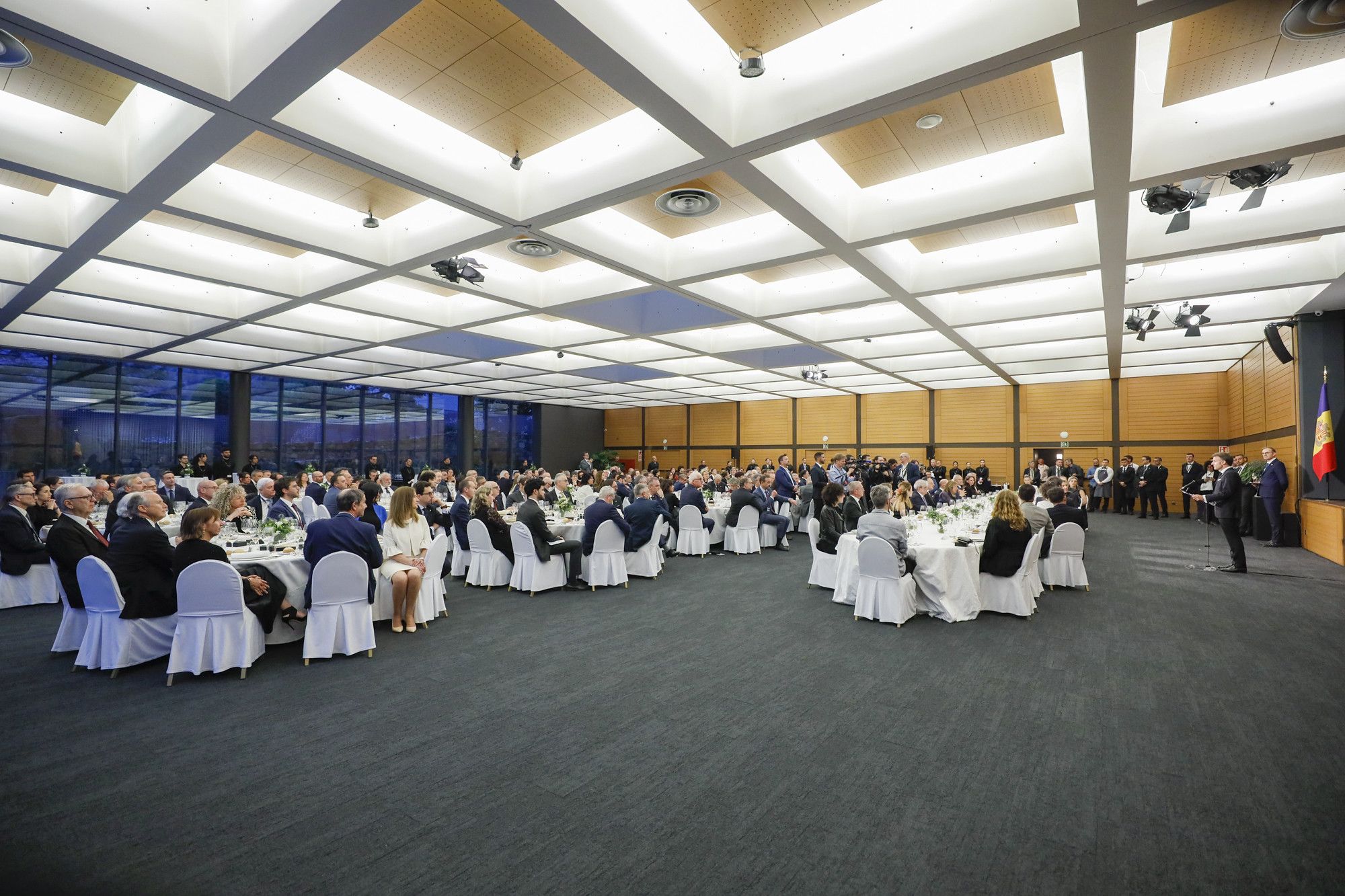 Vista general de la sala on es fa el sopar oficial ofert pel Copríncep Macron.