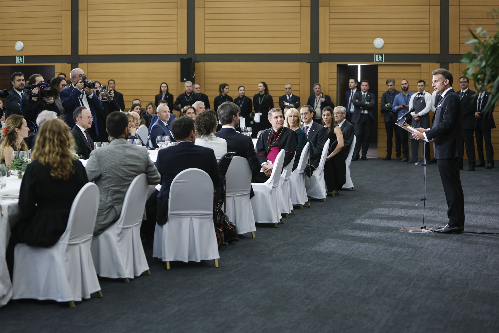 Un moment del discurs de Macron durant el sopar.