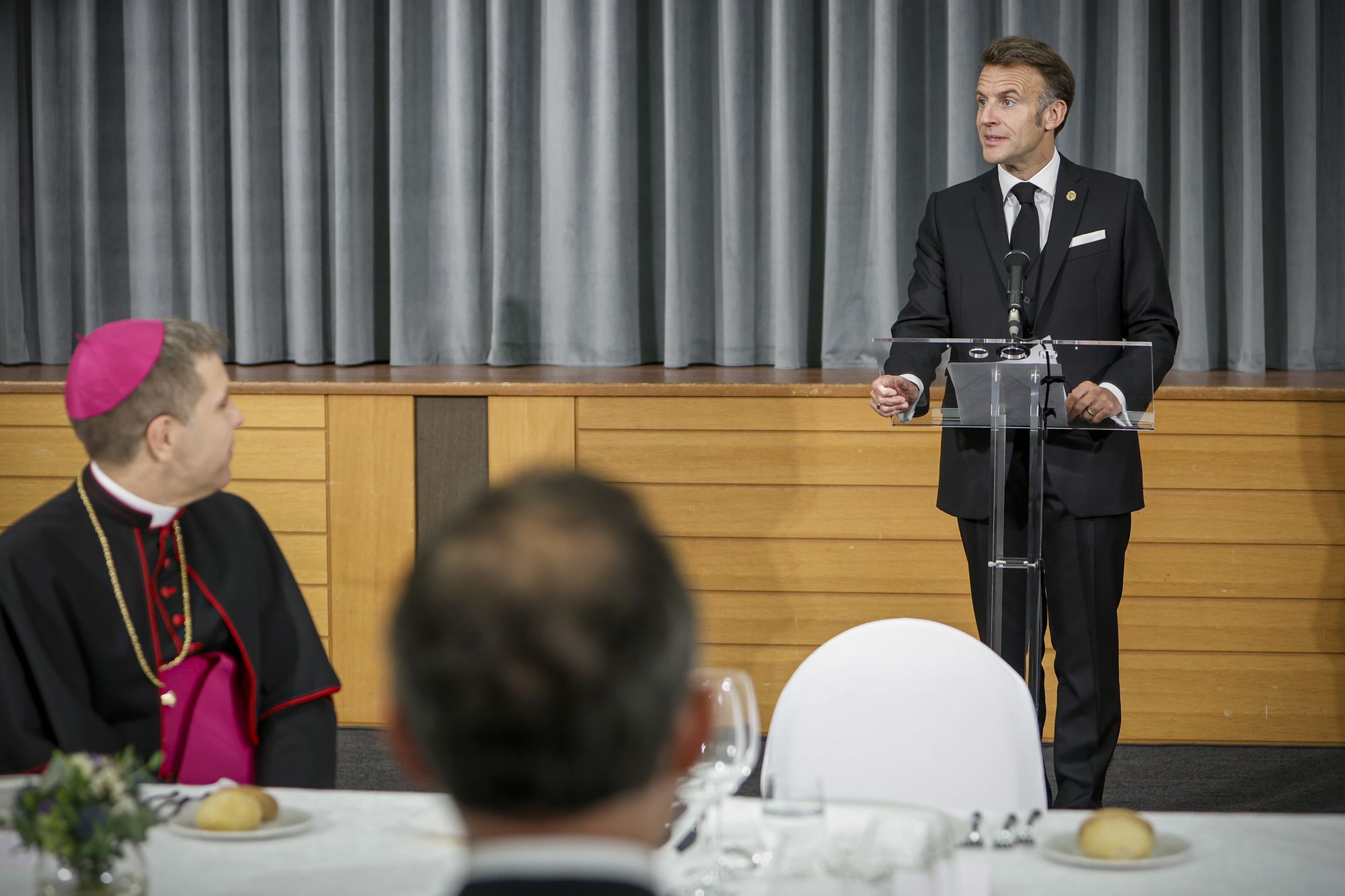 Un moment del discurs de Macron durant el sopar que ha ofert a la societat andorrana.