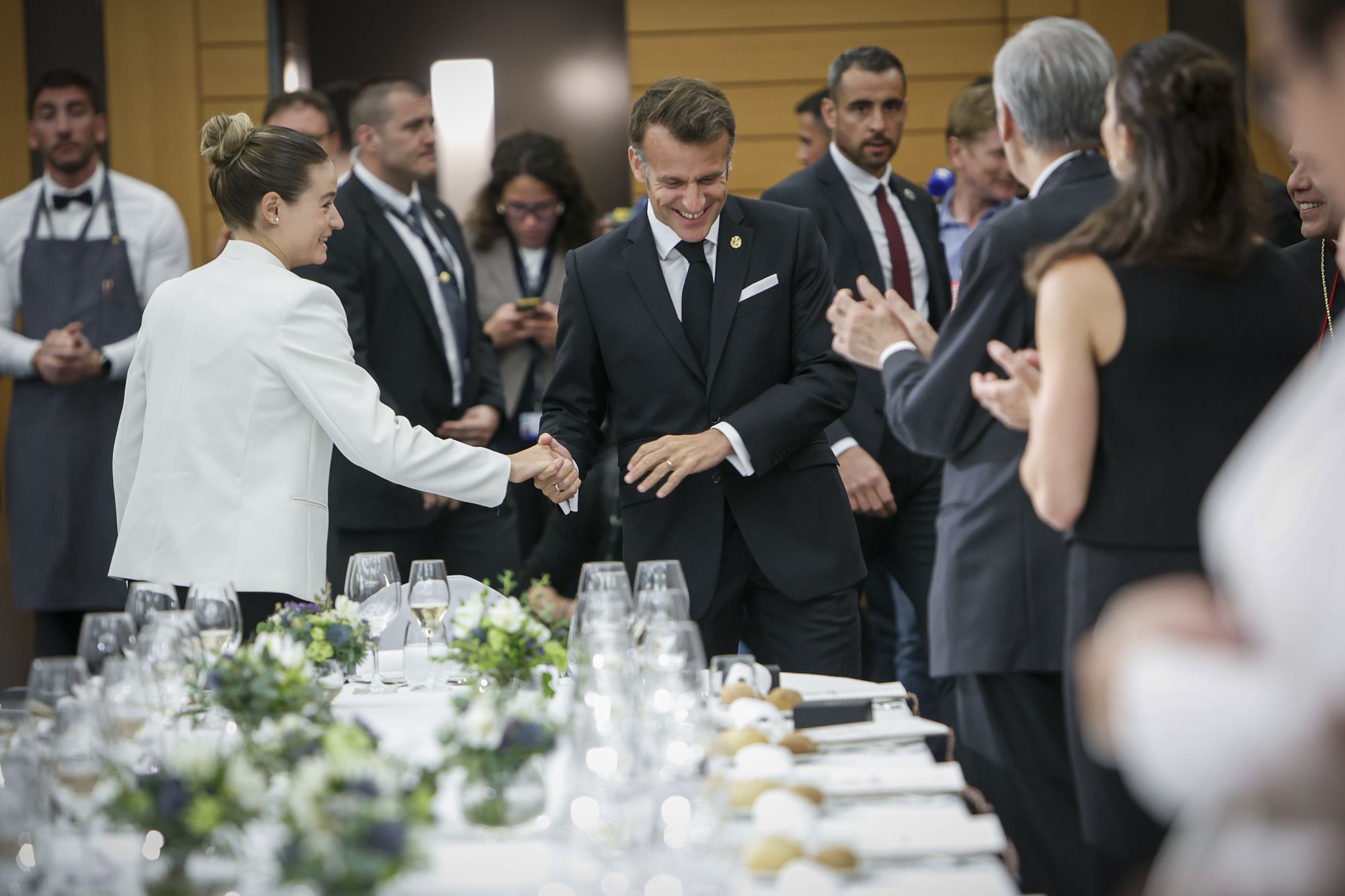 Macron saludant Gina del Rio.