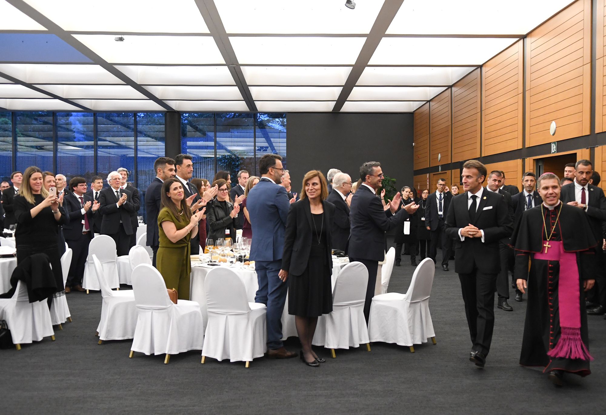 Entrada dels dos Coprínceps a la sala on s'ha fet el sopar oficial. 
