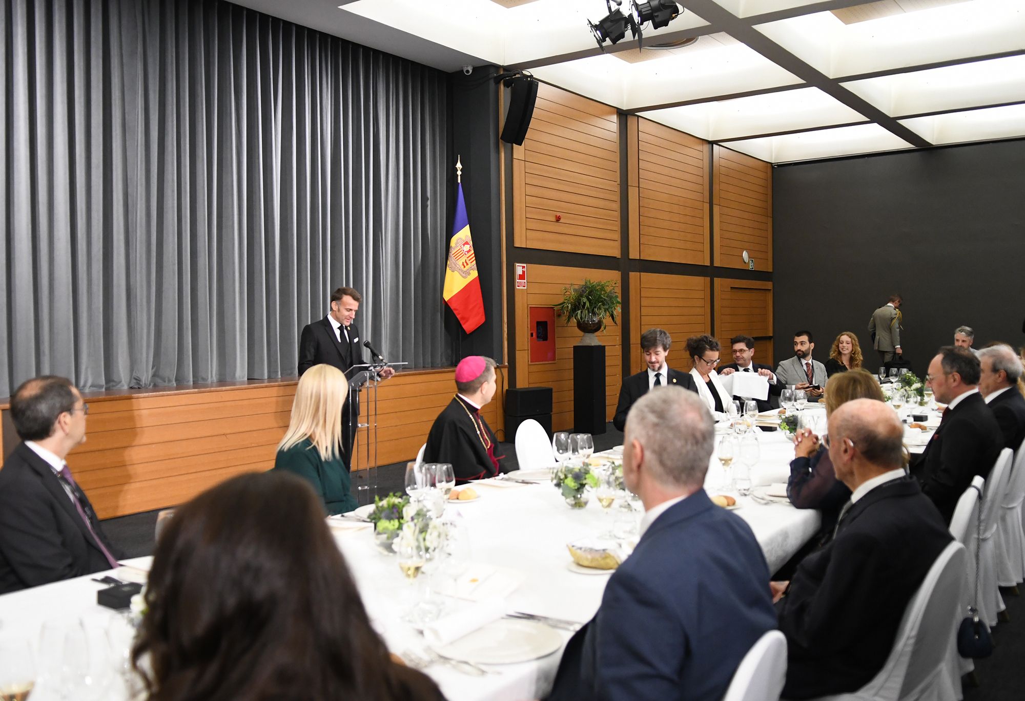 Un moment del discurs de Macron durant el sopar.
