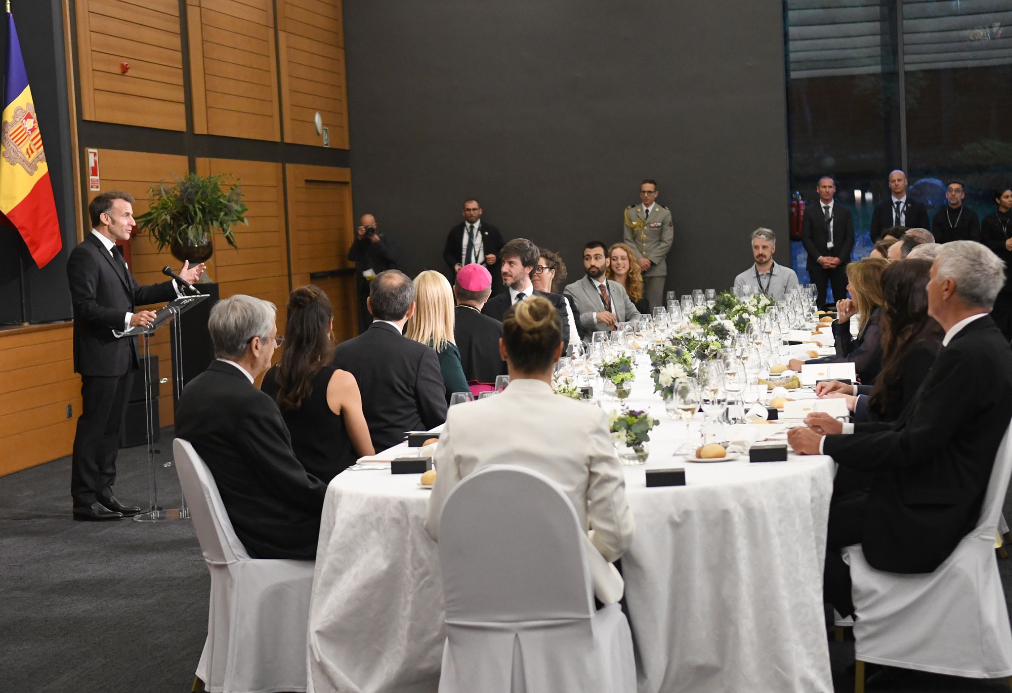 Un moment del discurs de Macron durant el sopar.