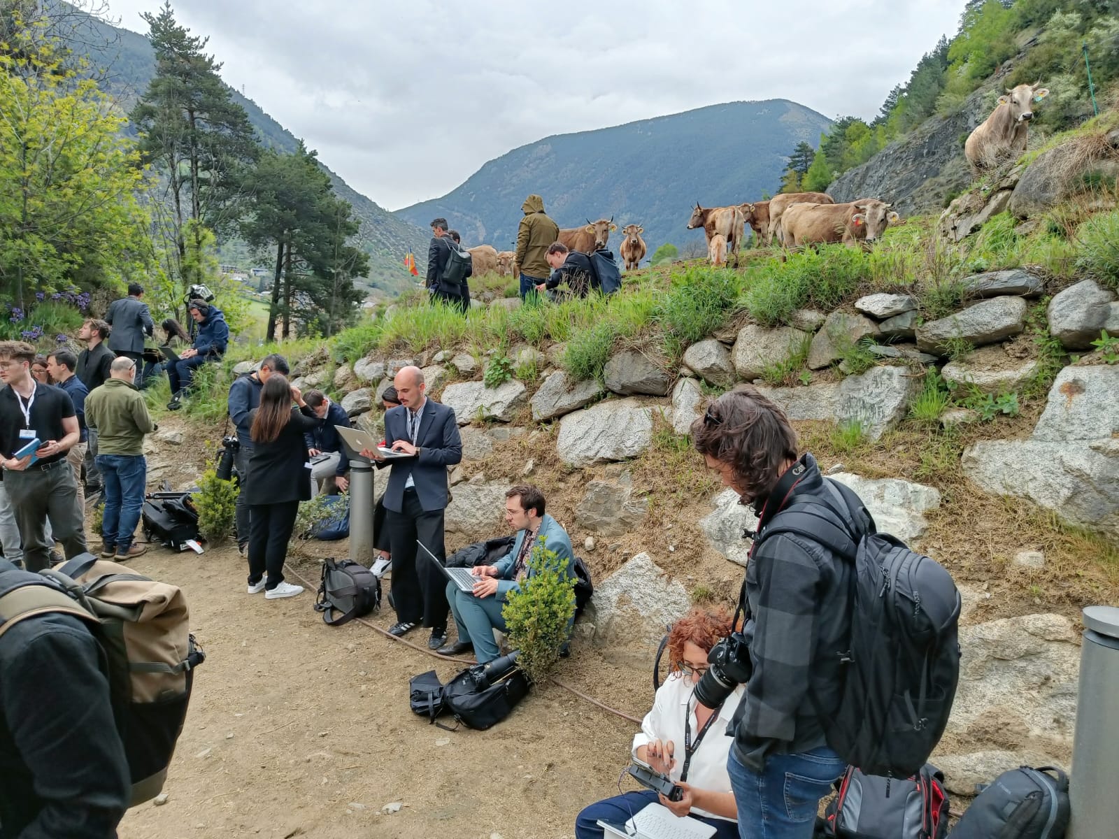 Periodistes treballant com podien a l'exterior de Ràdio Andorra. // M. P.