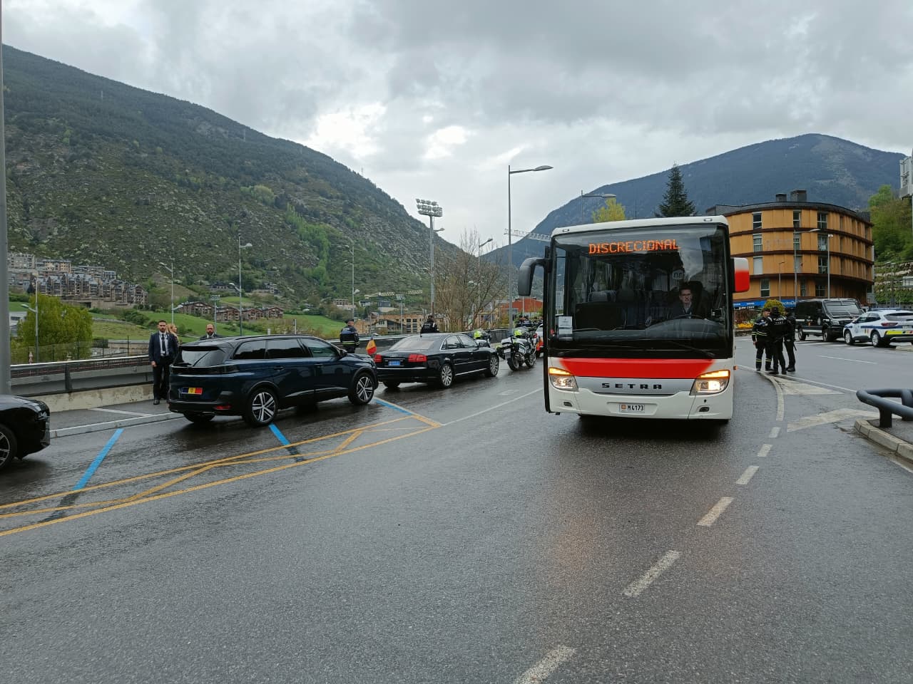 L'autobús amb que s'han mogut els integrants del mitjans de comunicació. // M. P.