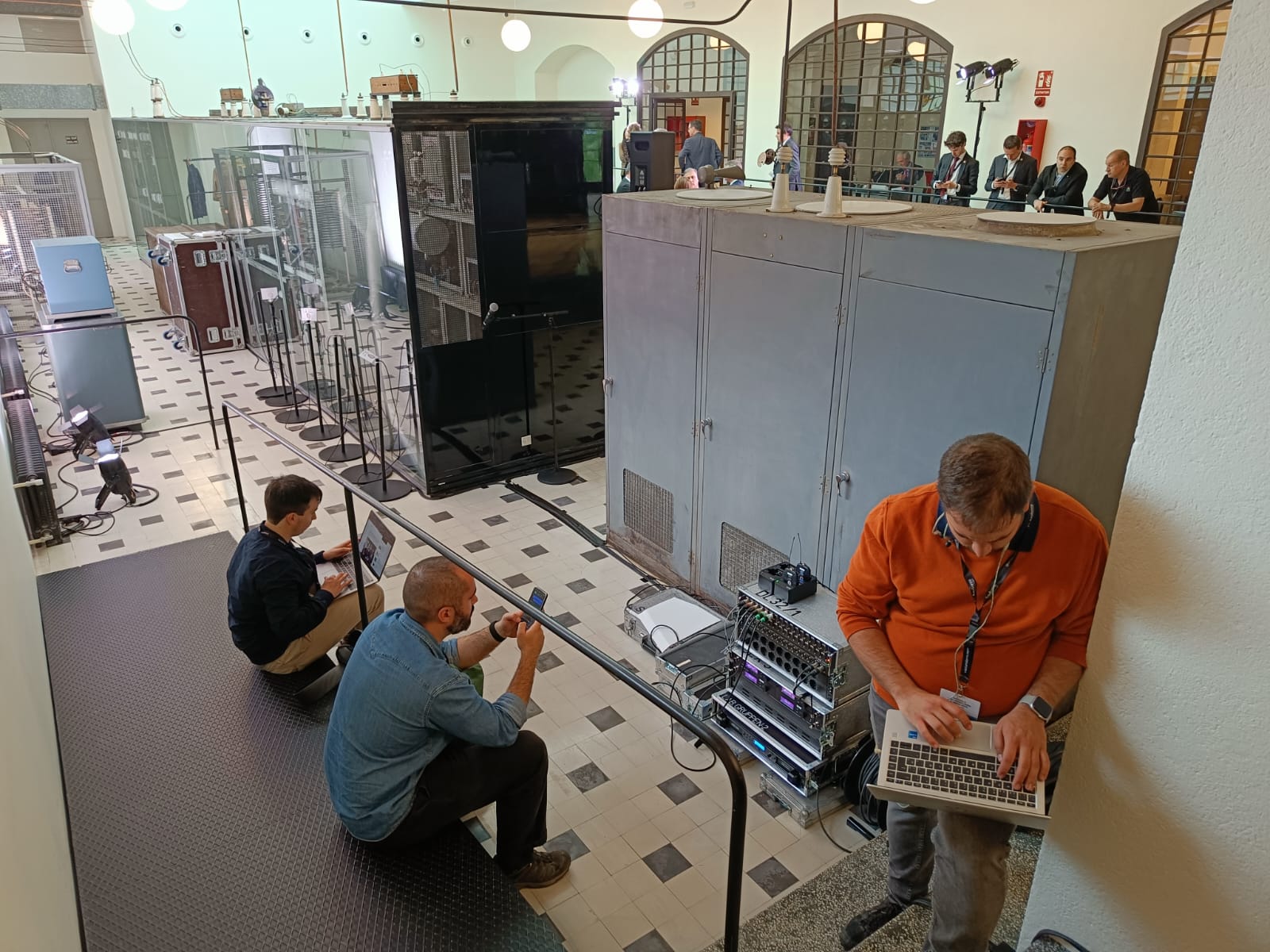 La sala d'emissors ha fet de redacció mentre a fora plovia. // M. P.