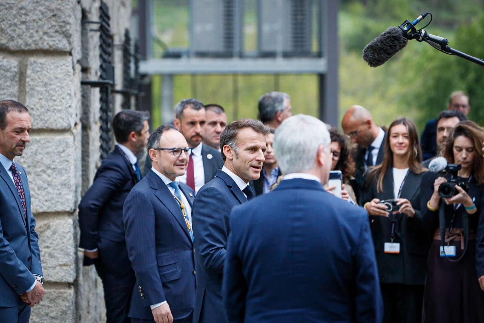 Macron atenent als mitjans en arribar a Ràdio Andorra.