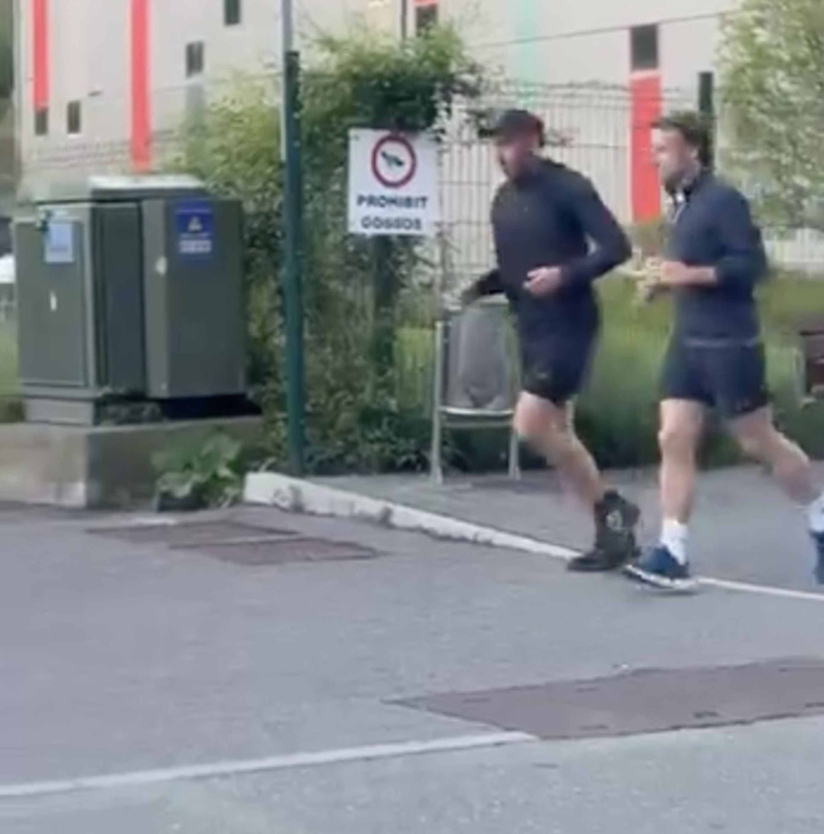 Macron i un dels seus assessors de seguretat corrent per l'avinguda d'Enclar.