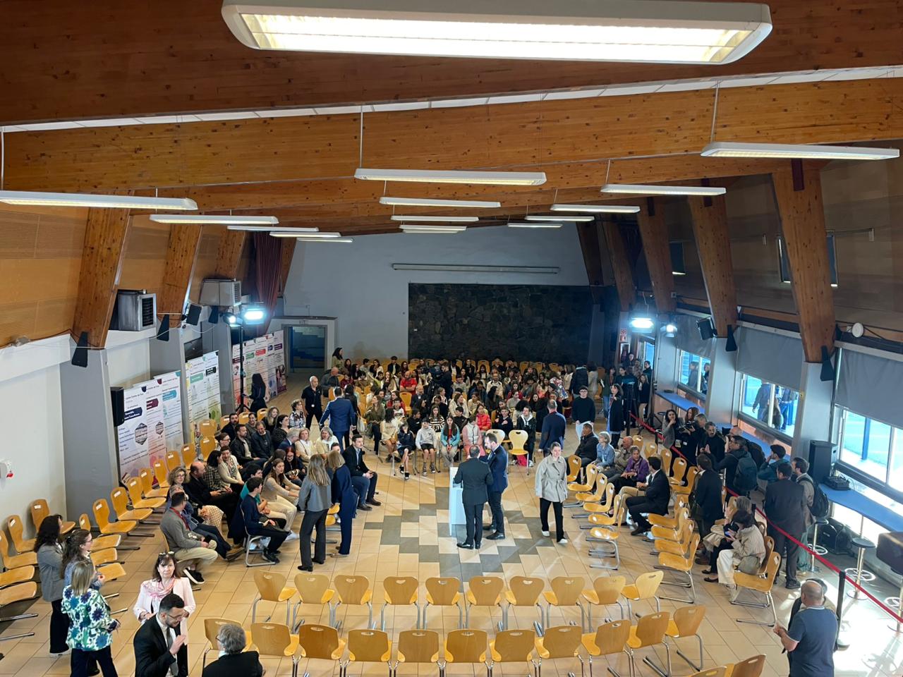 Expectació al menjador del Lycée Comte de Foix.