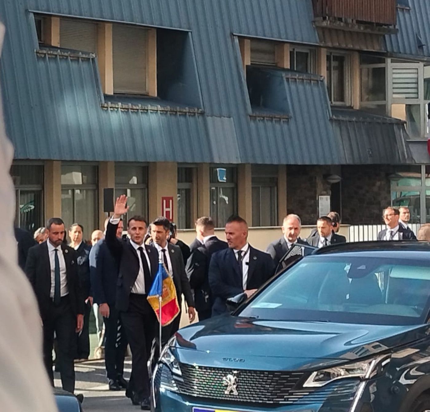 Macron saluda la gent a la sortida del Lycée.