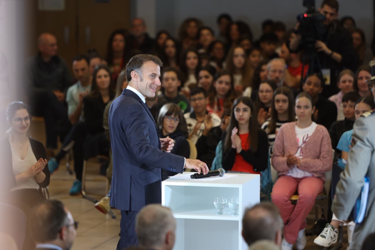 Un moment del discurs del Copríncep francès.